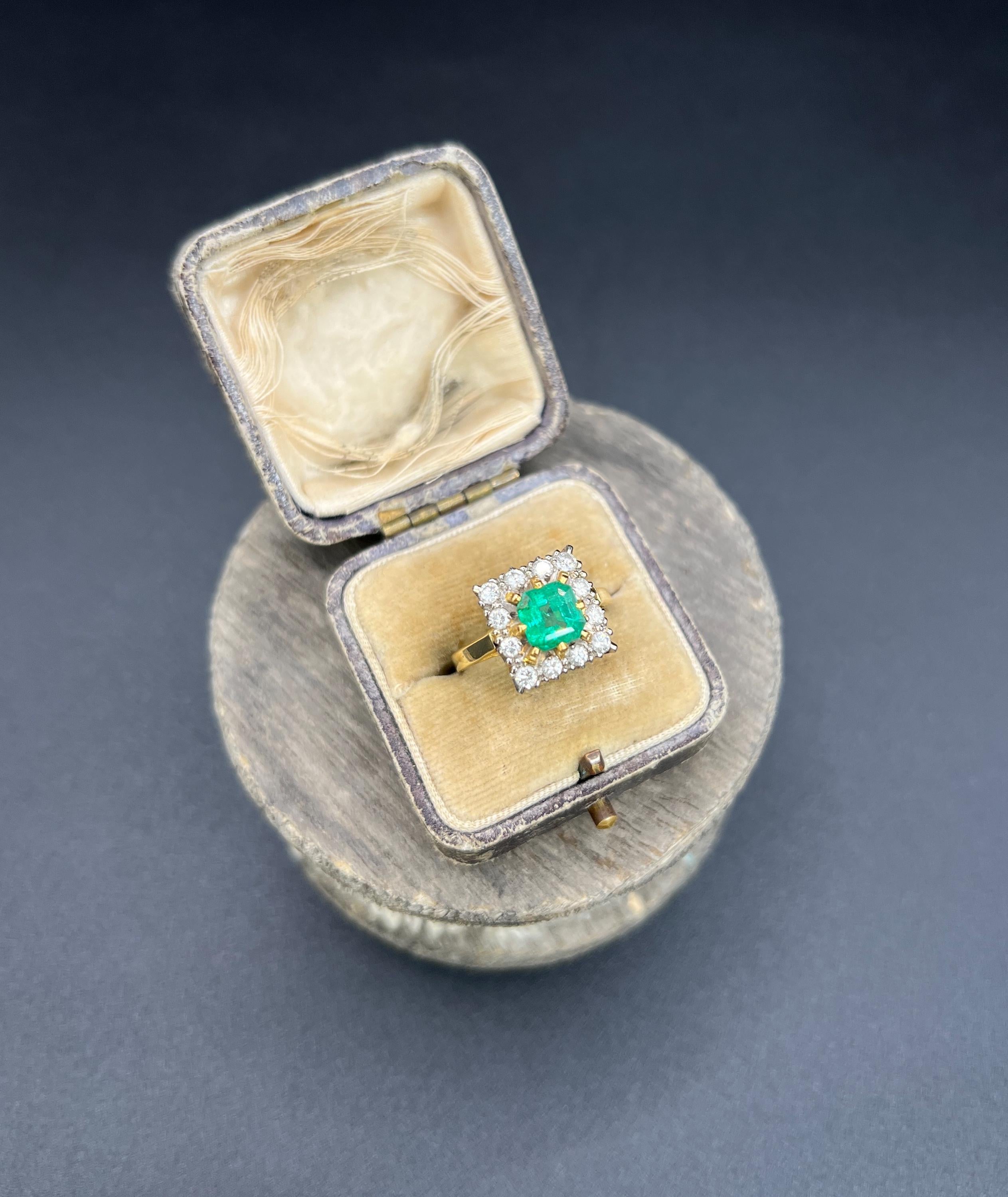 da uomo o donna Anello a grappolo quadrato in oro 18 ct, smeraldo e diamante, con marchio Birmingham 1967 in vendita