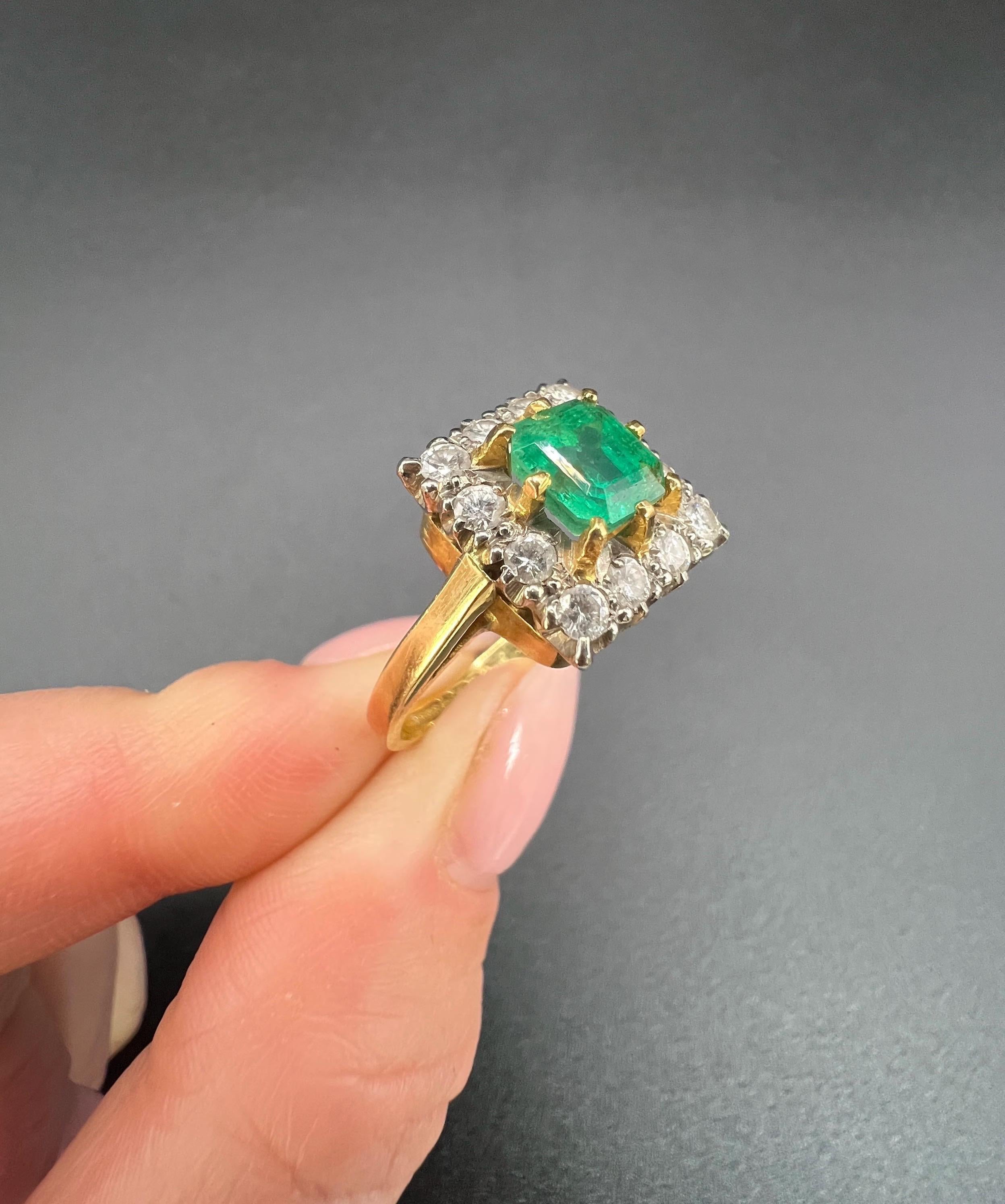 Anello a grappolo quadrato in oro 18 ct, smeraldo e diamante, con marchio Birmingham 1967 in vendita 1