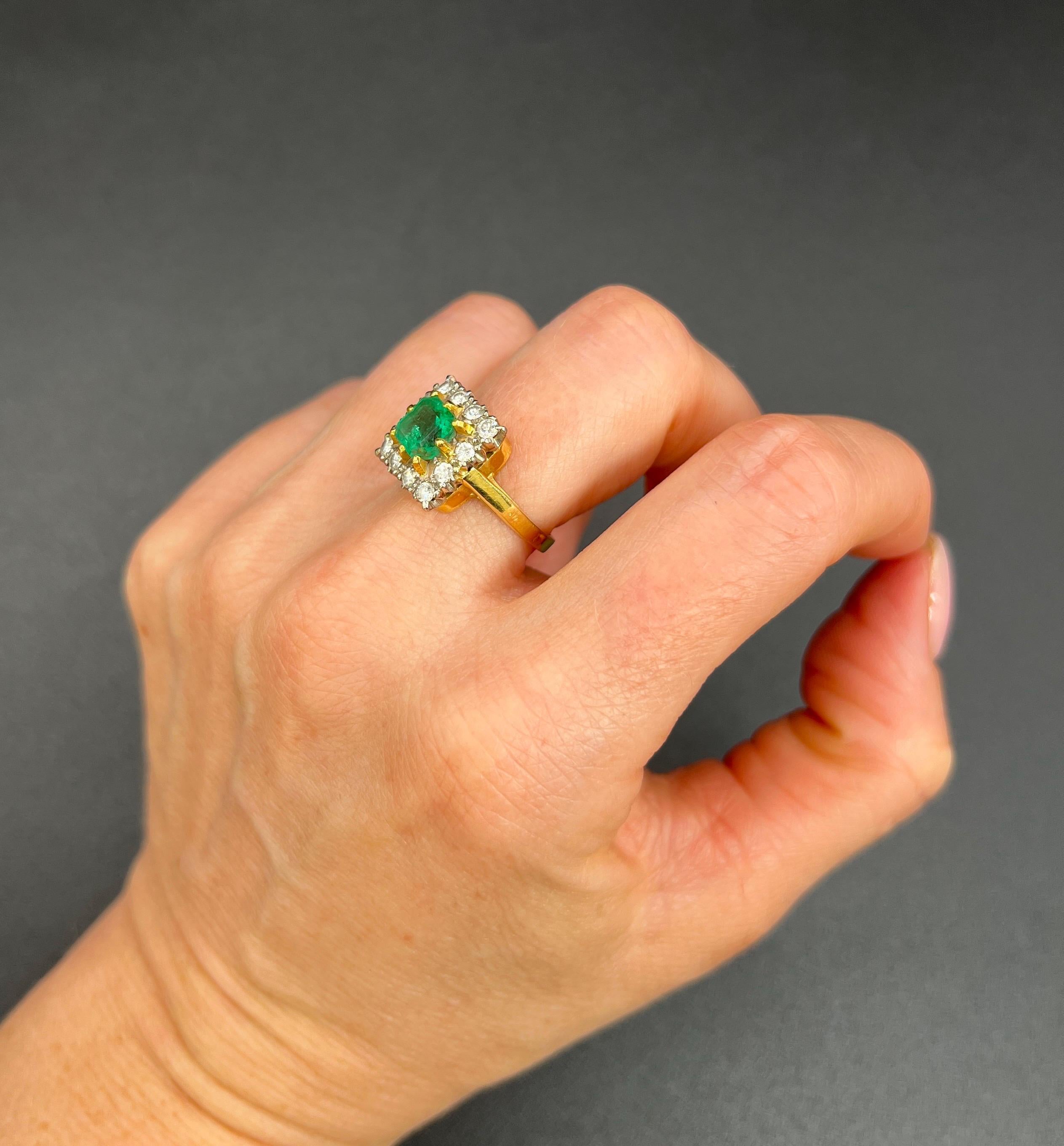 Anello a grappolo quadrato in oro 18 ct, smeraldo e diamante, con marchio Birmingham 1967 in vendita 2