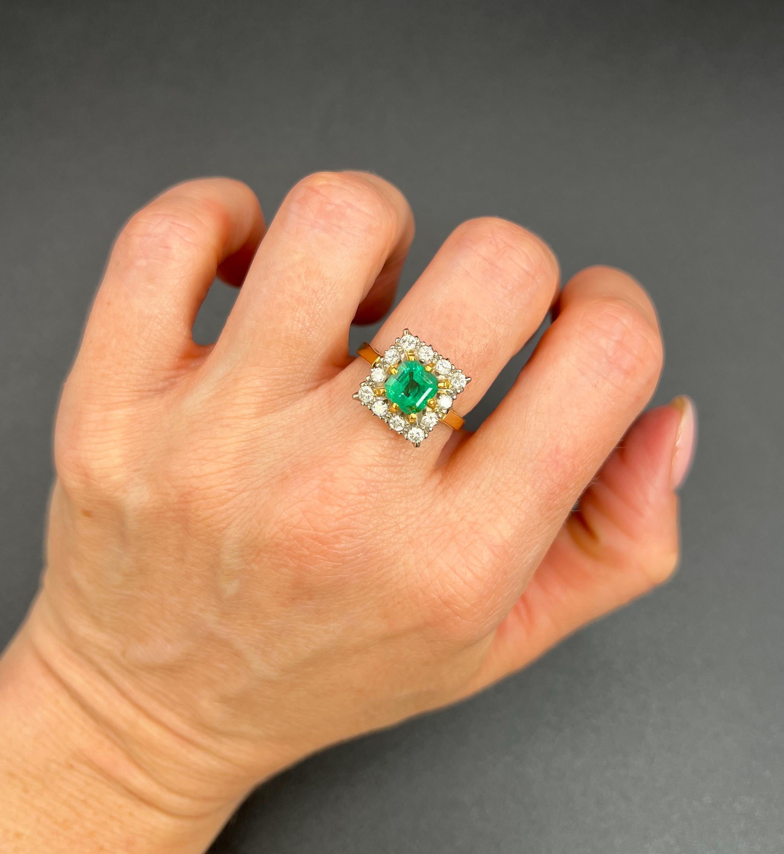 Anello a grappolo quadrato in oro 18 ct, smeraldo e diamante, con marchio Birmingham 1967 in vendita 3