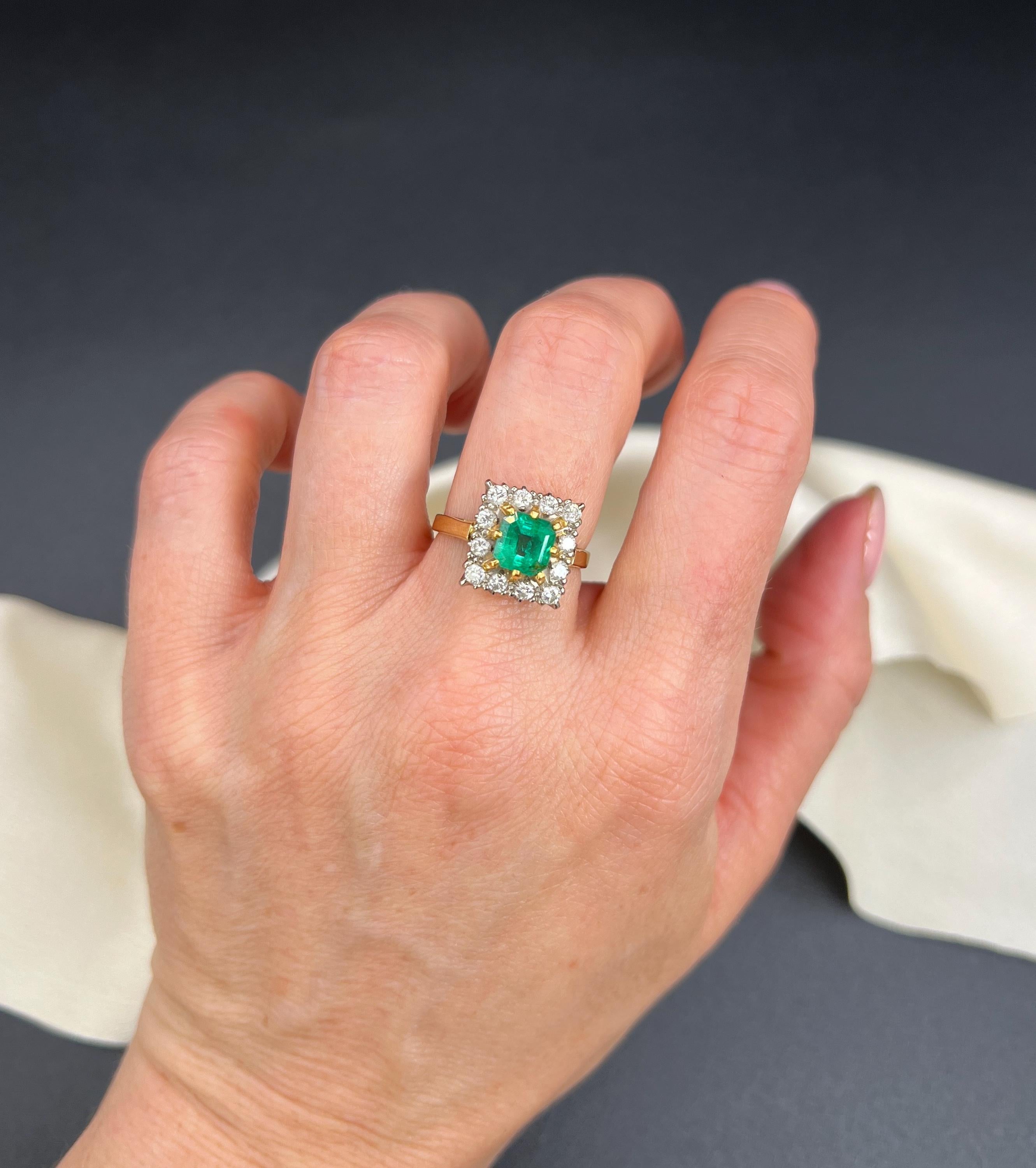 Anello a grappolo quadrato in oro 18 ct, smeraldo e diamante, con marchio Birmingham 1967 in vendita 4