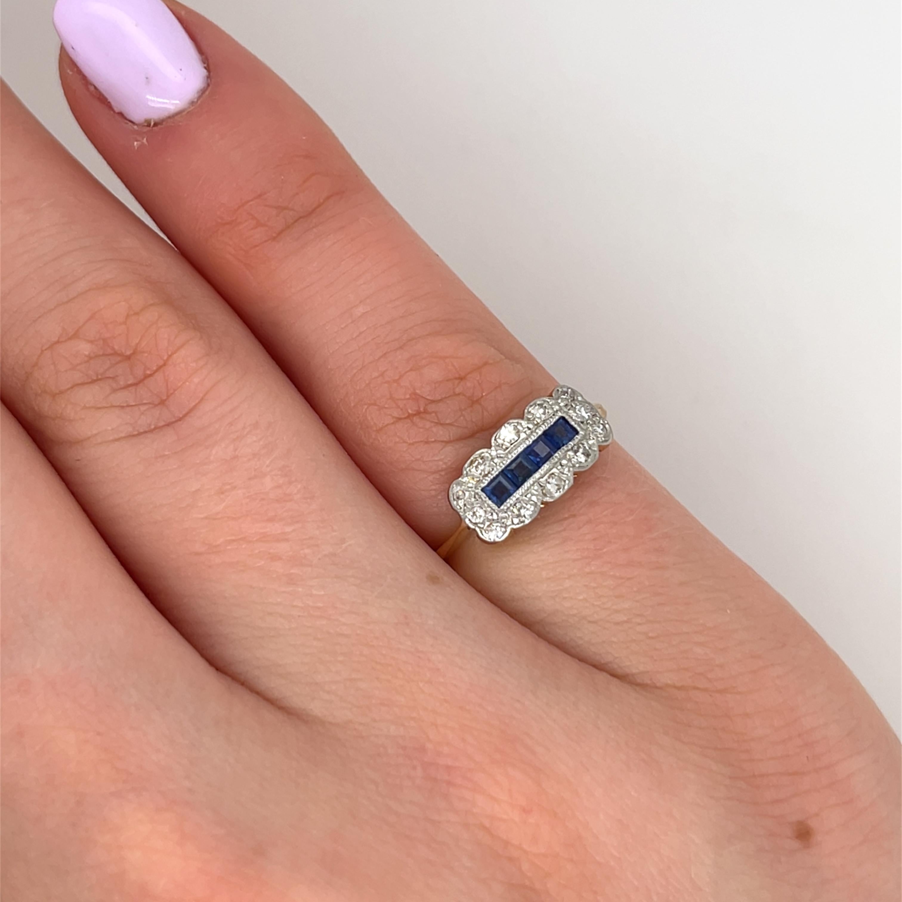 Magnifique bague en saphir et diamant, fabriquée à la main. 
en or jaune et blanc 18 ct, mettant en valeur un saphir naturel éclatant complété par des diamants étincelants. L'élégante monture en or bicolore met en valeur la beauté des pierres