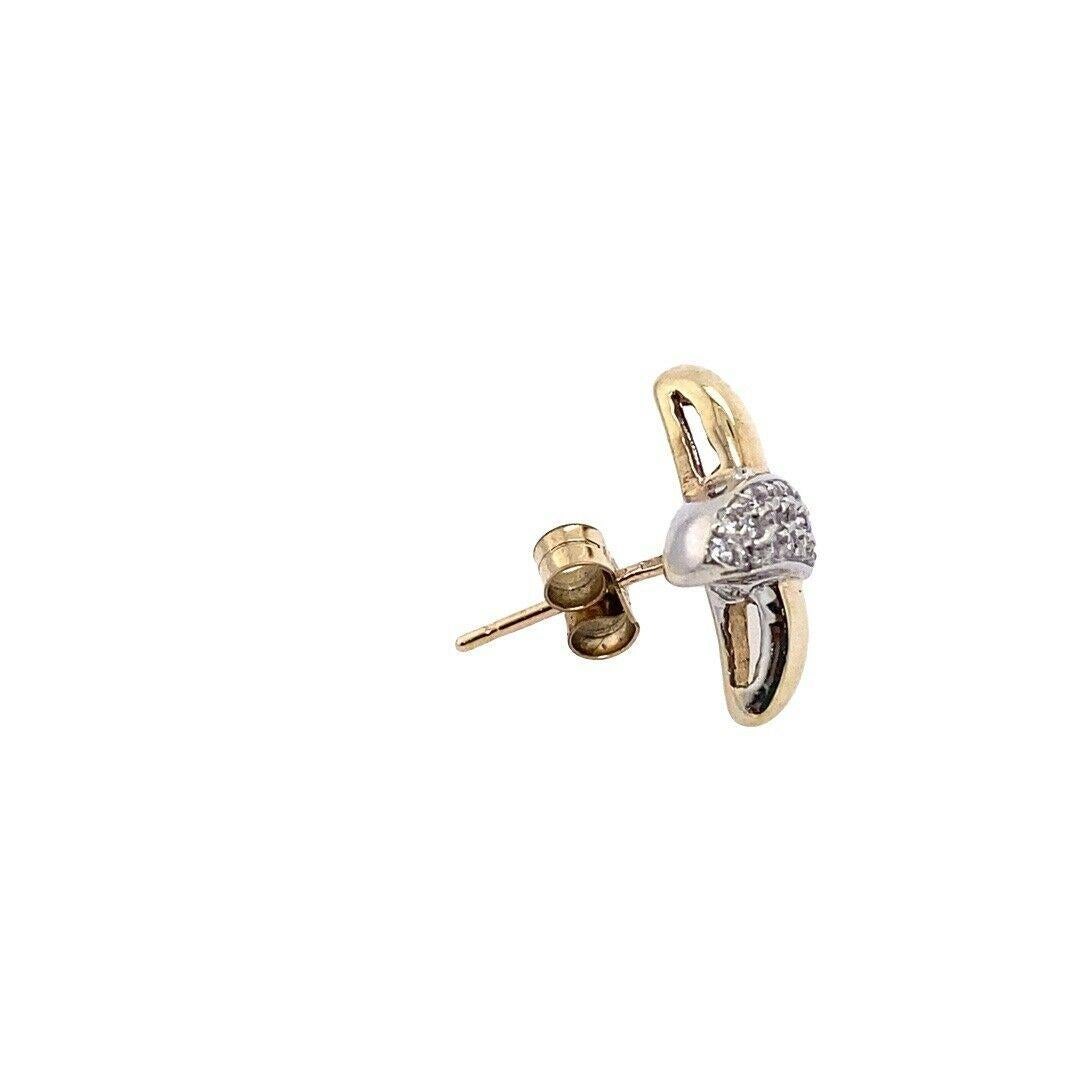 18ct Yellow &White Single Diamond Kiss Earring, with 0.11ct of Diamonds

This single Diamond earring is set with 0.11ct of Diamonds. The earring is 18ct Yellow Gold with 28  round brilliant cut Diamonds, with peg and butterfly fitting.  