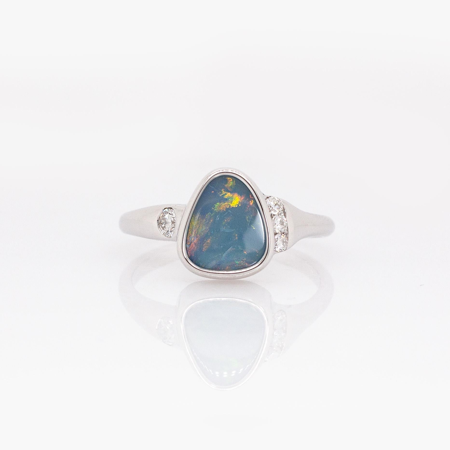 Moderno Anello Opale Boulder da 1,8 carati con accenti di diamanti estratti dalla terra: Oro bianco massiccio 14k in vendita