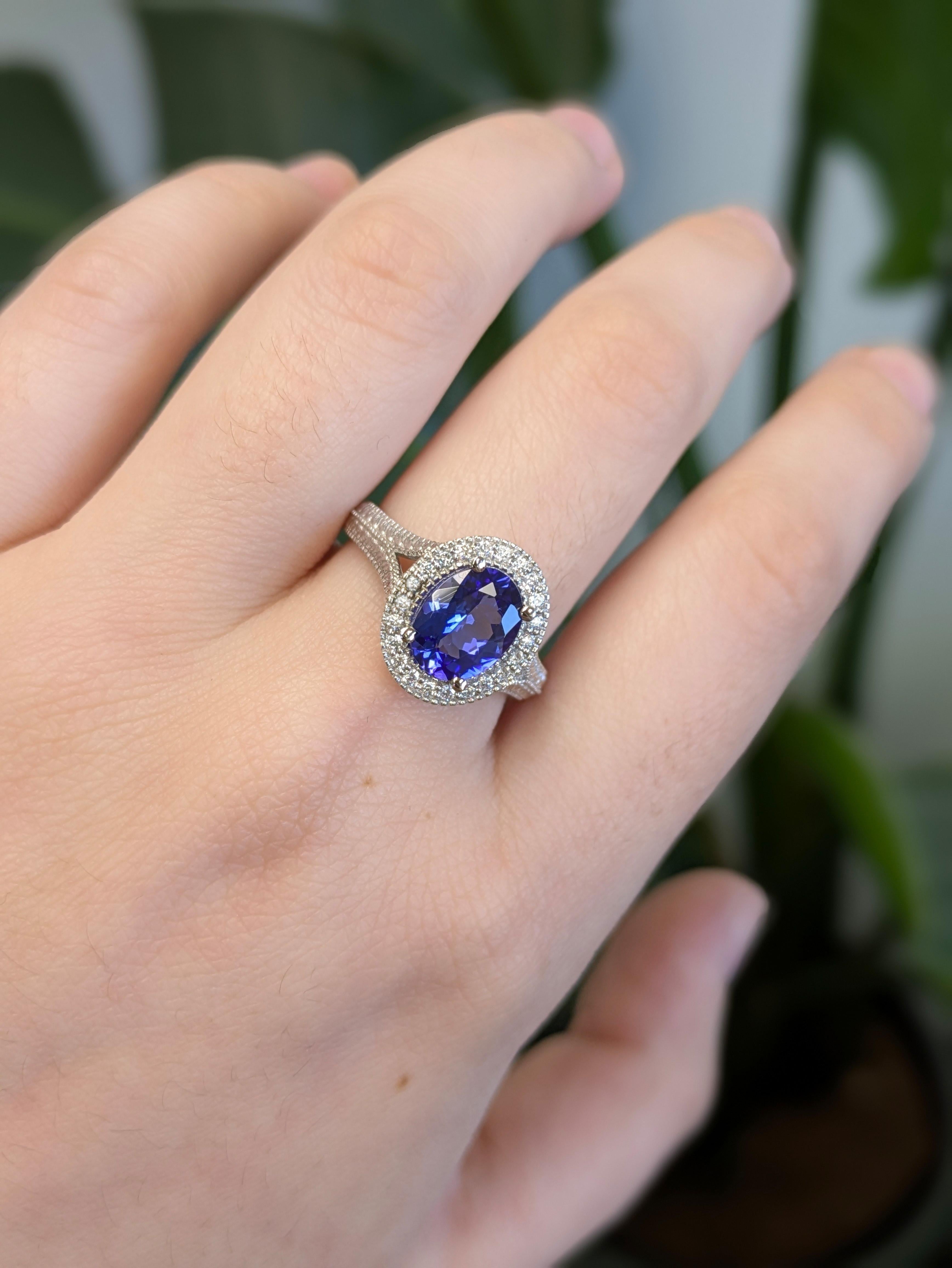 Un affascinante anello di tanzanite con una ricca gemma dal taglio ovale che brilla di vibranti sfumature blu-viola. Elegance con diamanti naturali e incastonati in oro bianco massiccio 14 carati, combina eleganza e fascino contemporaneo.

