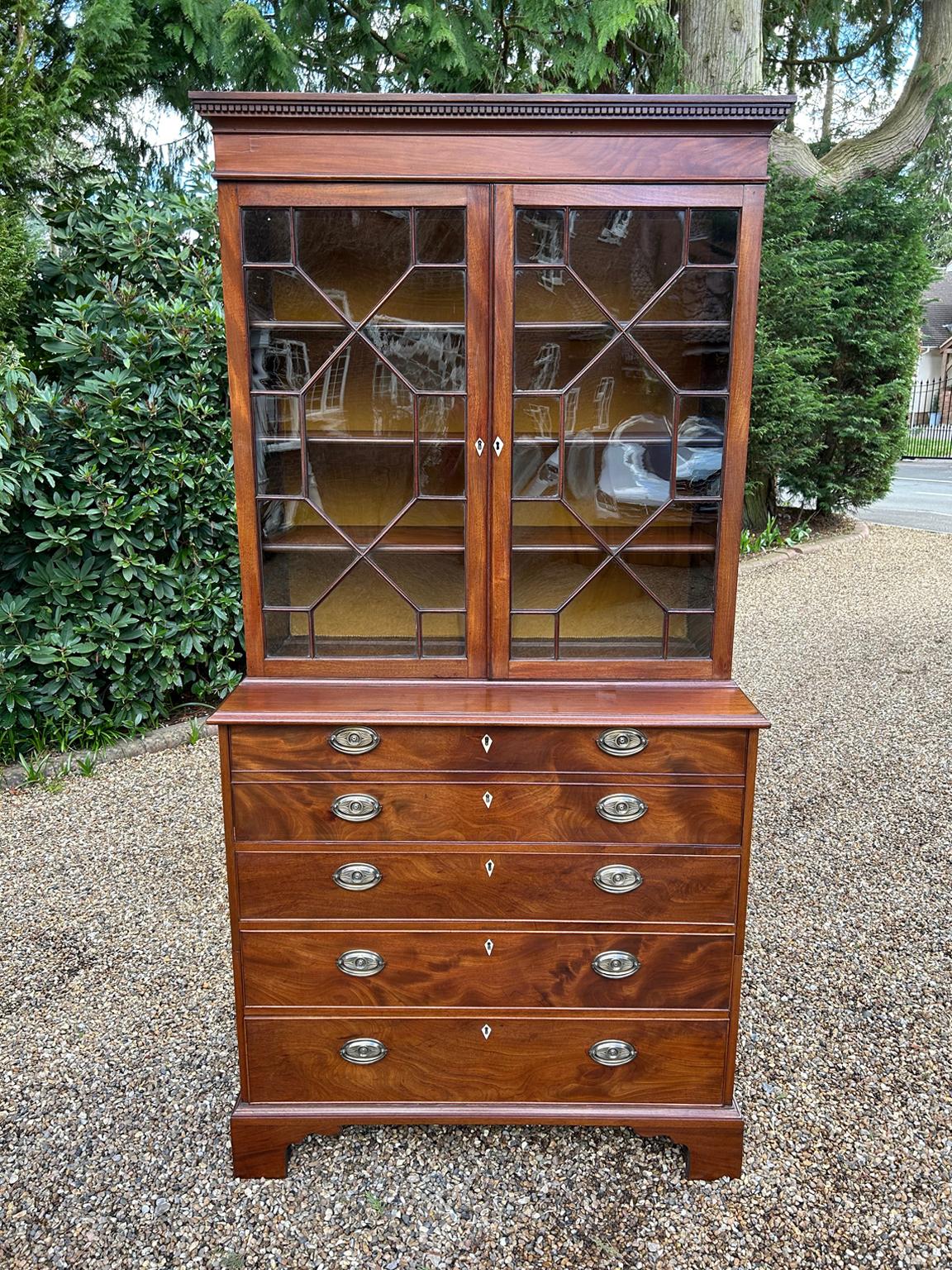 A high quality 18h century Georgian Mahogany Secrétaire Bookcase. The upper section with a shaped cornice, fitted adjustable shelves enclosed by astragal glazed doors. The Chest is fitted with a pullout secretaire drawer which incloses a fitted