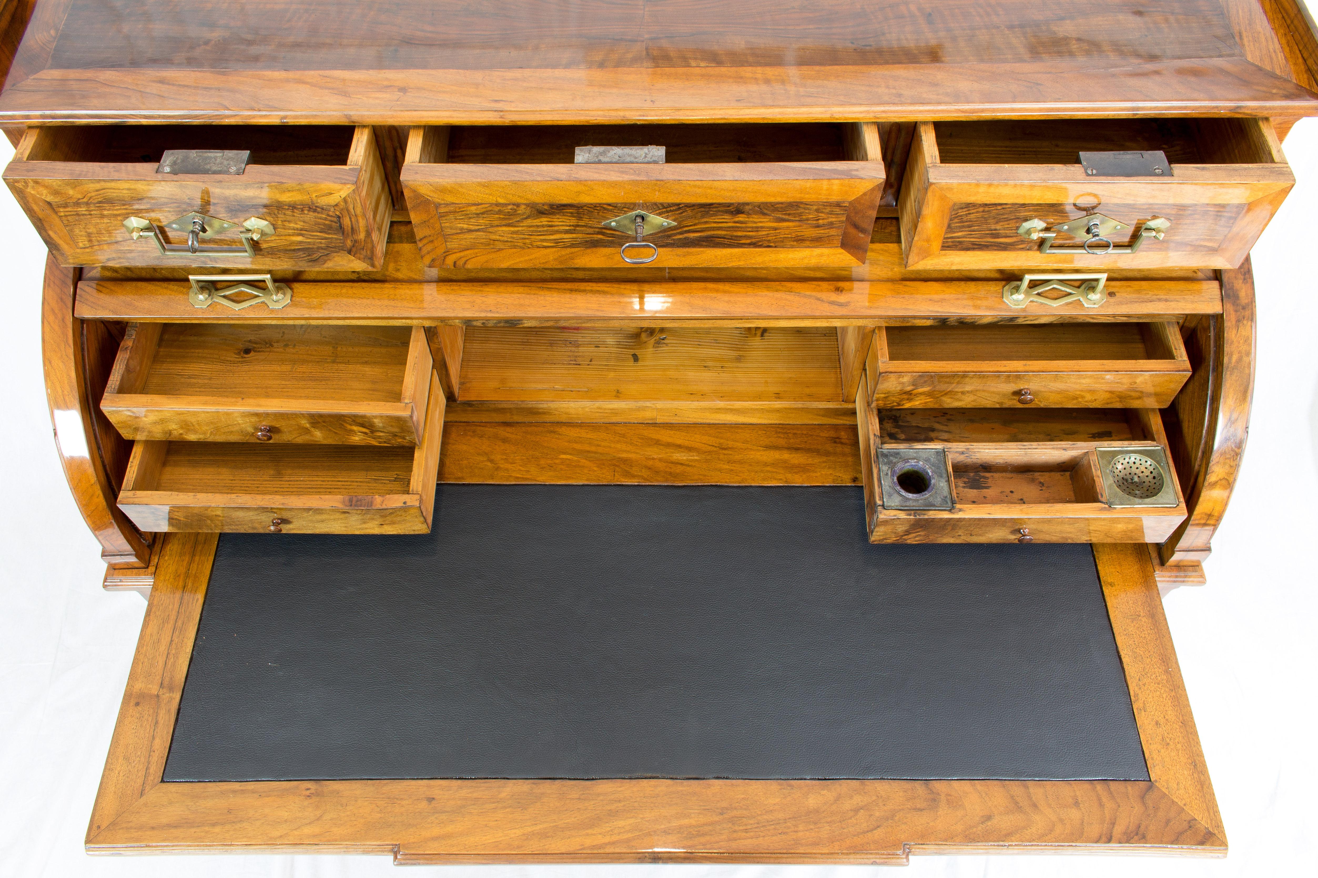 French 18h Century Louis XVI Walnut Cylinder Bureau / Secretaire  For Sale