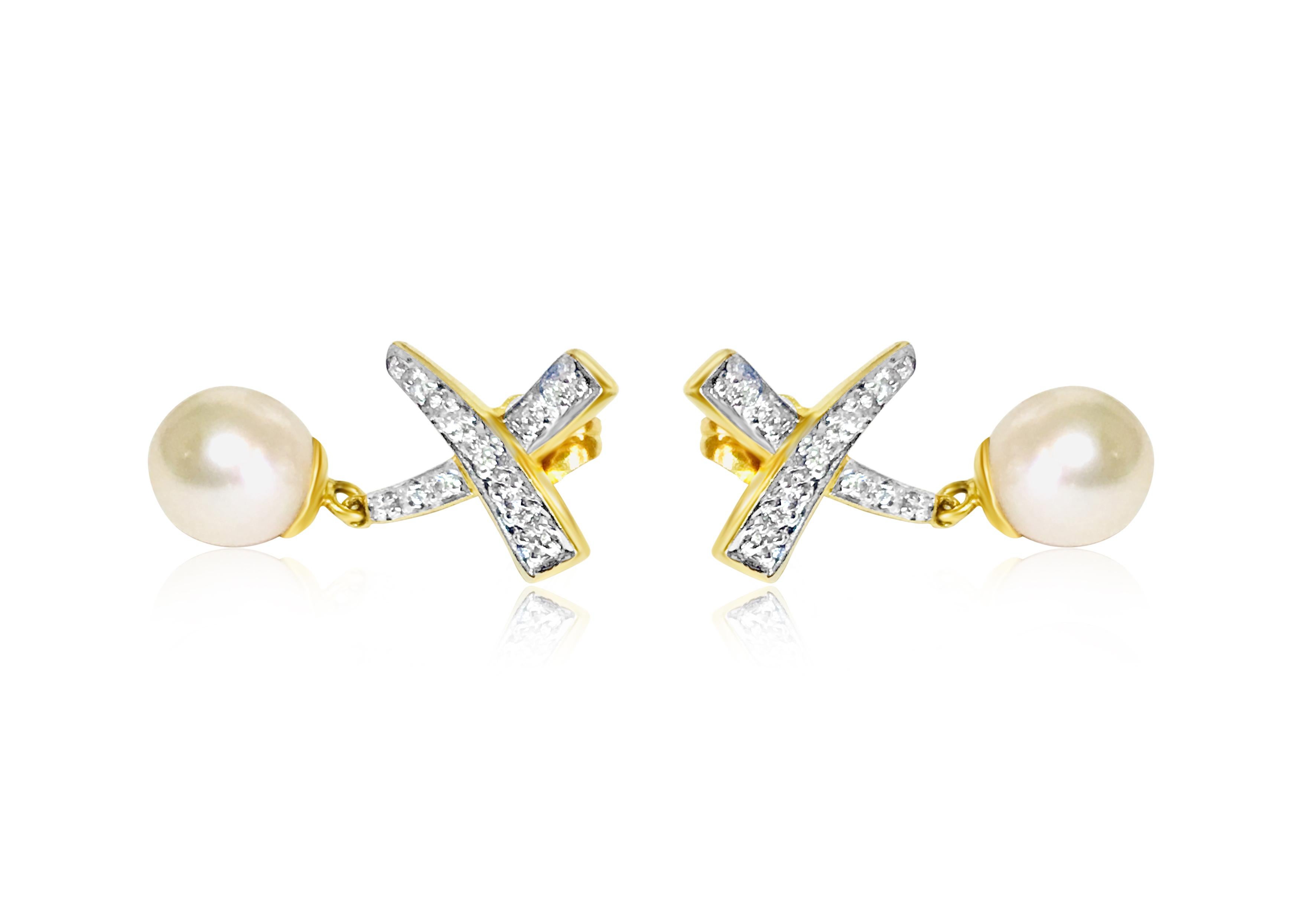 Brilliant Cut 18K 0.65 CT Diamond & Pearl; Earrings & Pendant Set For Sale