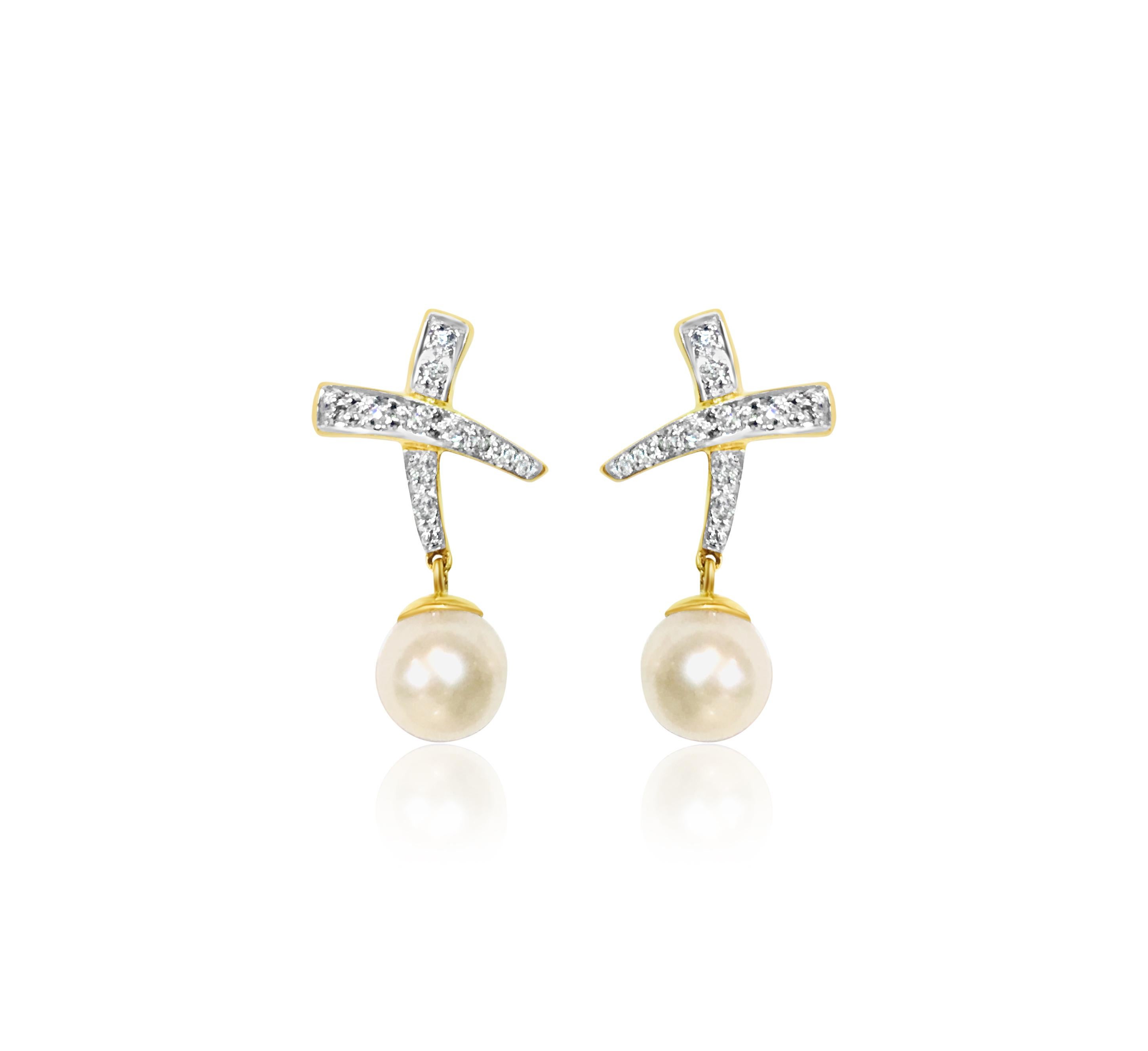 Women's 18K, 0.65 CT diamond & pearl; earrings & pendant set For Sale