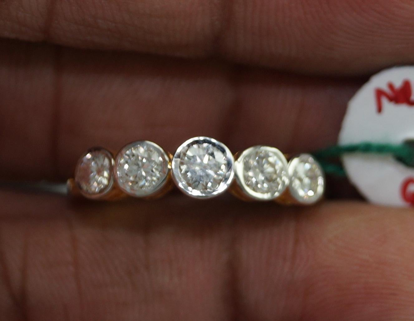 IGI zertifizierter 18K natürlicher 0,81 Karat Diamantring mit 5 Brillanten im Brillantschliff Ehering (Zeitgenössisch) im Angebot