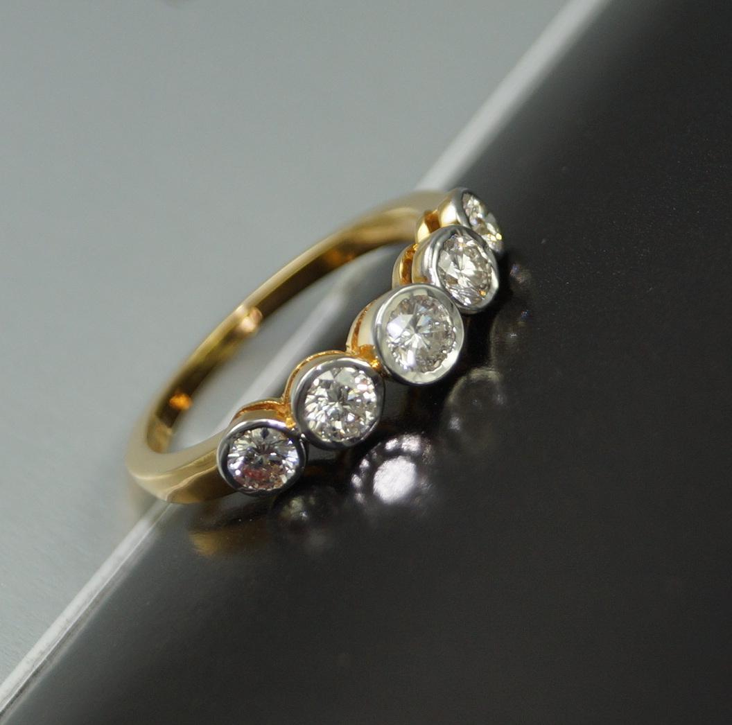 Women's or Men's 18K 0.81 Carat 5 Stone Diamond Ring For Sale