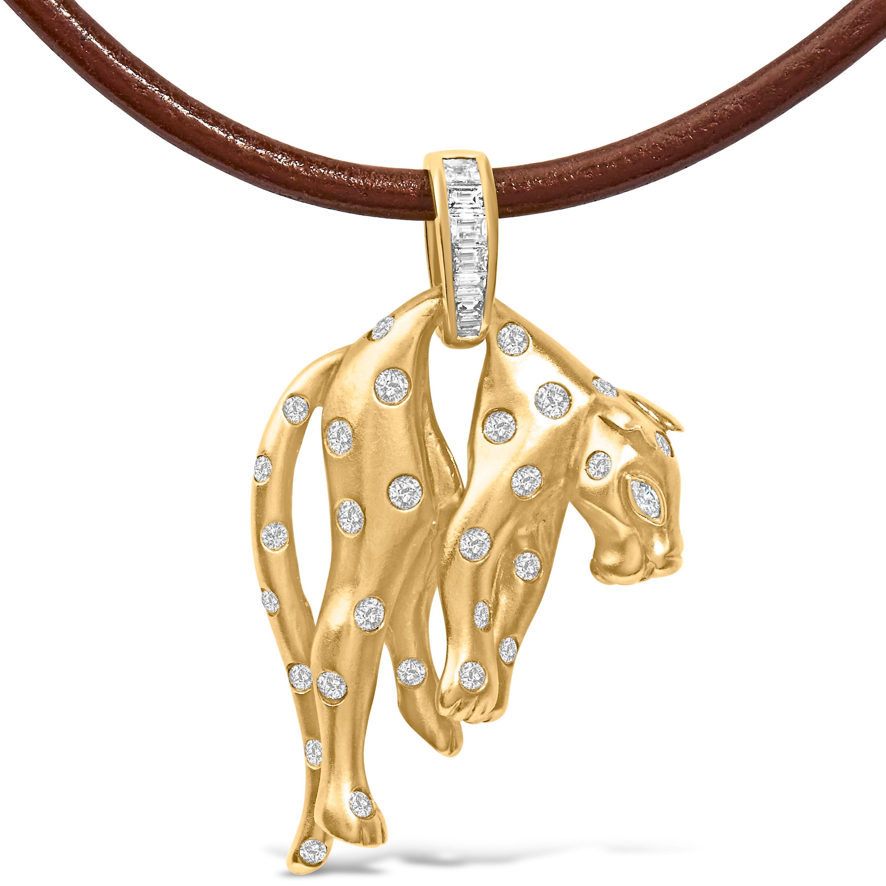 Elegati nell'eleganza stravagante di questo ciondolo in oro 18 carati meticolosamente lavorato, a forma di gatto e delicatamente rifinito con una morbida texture opaca. Adornato da un gruppo di diamanti naturali per un totale di 1,00 carati, con una