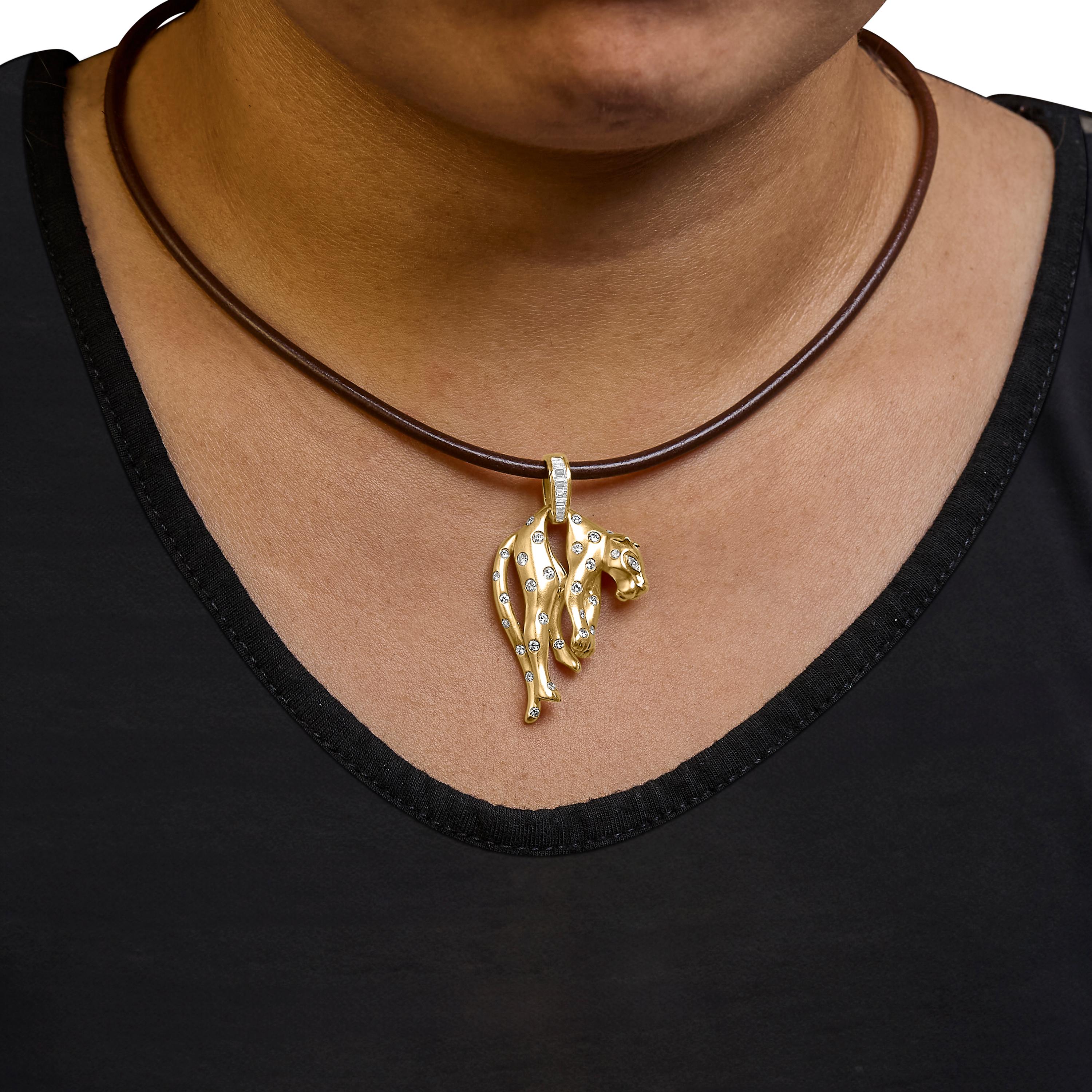 Collana con ciondolo a forma di gatto e bail in 18 carati da 1,00 Cttw di diamante con finitura opaca In condizioni Nuovo in vendita a New York, NY
