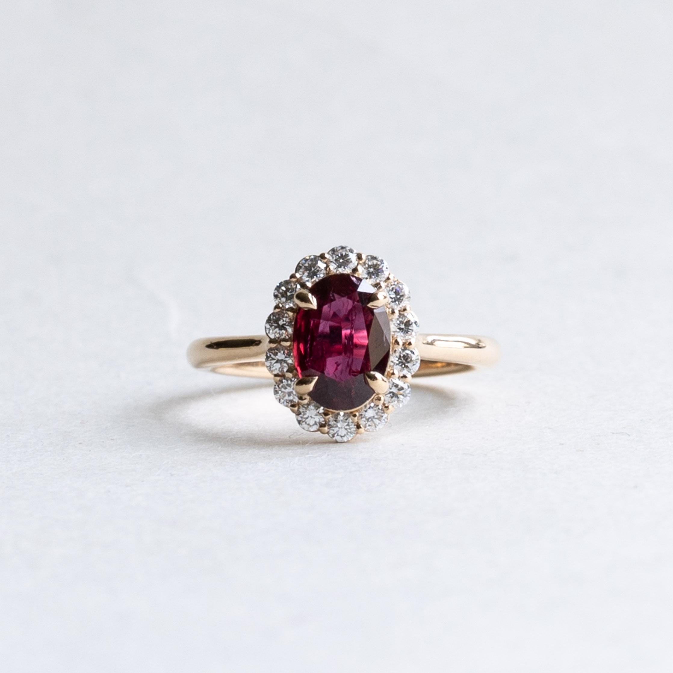 Anillo con halo de diamantes y rubíes engastado en oro de 18 quilates. 

Metal: Oro amarillo de 18 quilates
Piedra: Rubí natural
Forma de la piedra: Oval
Origen de la piedra: Mozambique
Color de la Piedra: Rojo Vivo Sangre de Paloma
Peso de la