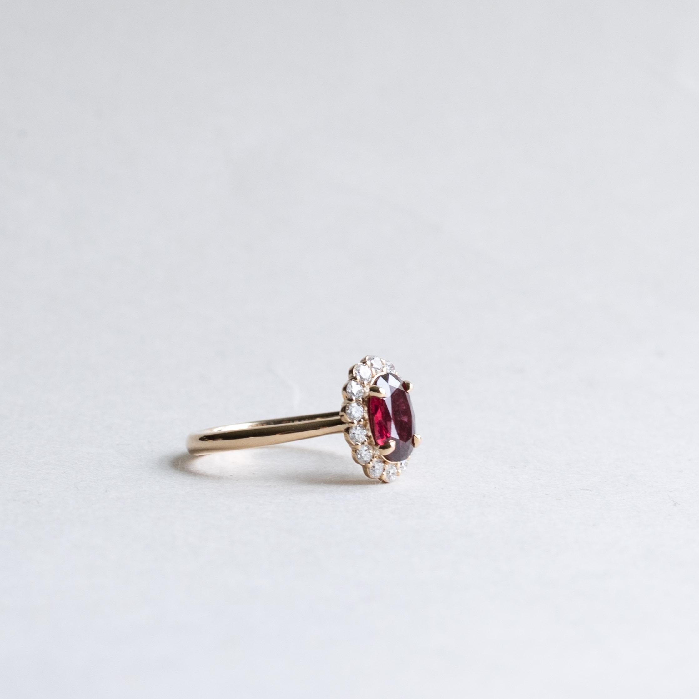 Anillo Racimo de Diamantes Rubí 18K 1.36CT Corte oval en venta