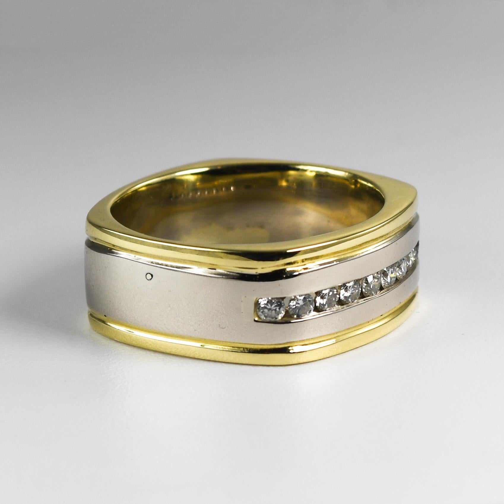 Diamantener Ehering für Männer aus 18 Karat Gelbgold und Fassung aus 14 Karat Gelbgold.
Der Ring ist gestempelt 18k 14k und wiegt 12,1 Gramm.
Das Gelbgold an der Außenseite besteht zu 73 % aus Gold, das Weißgold in der Mitte zu 66 % aus Gold.
Die