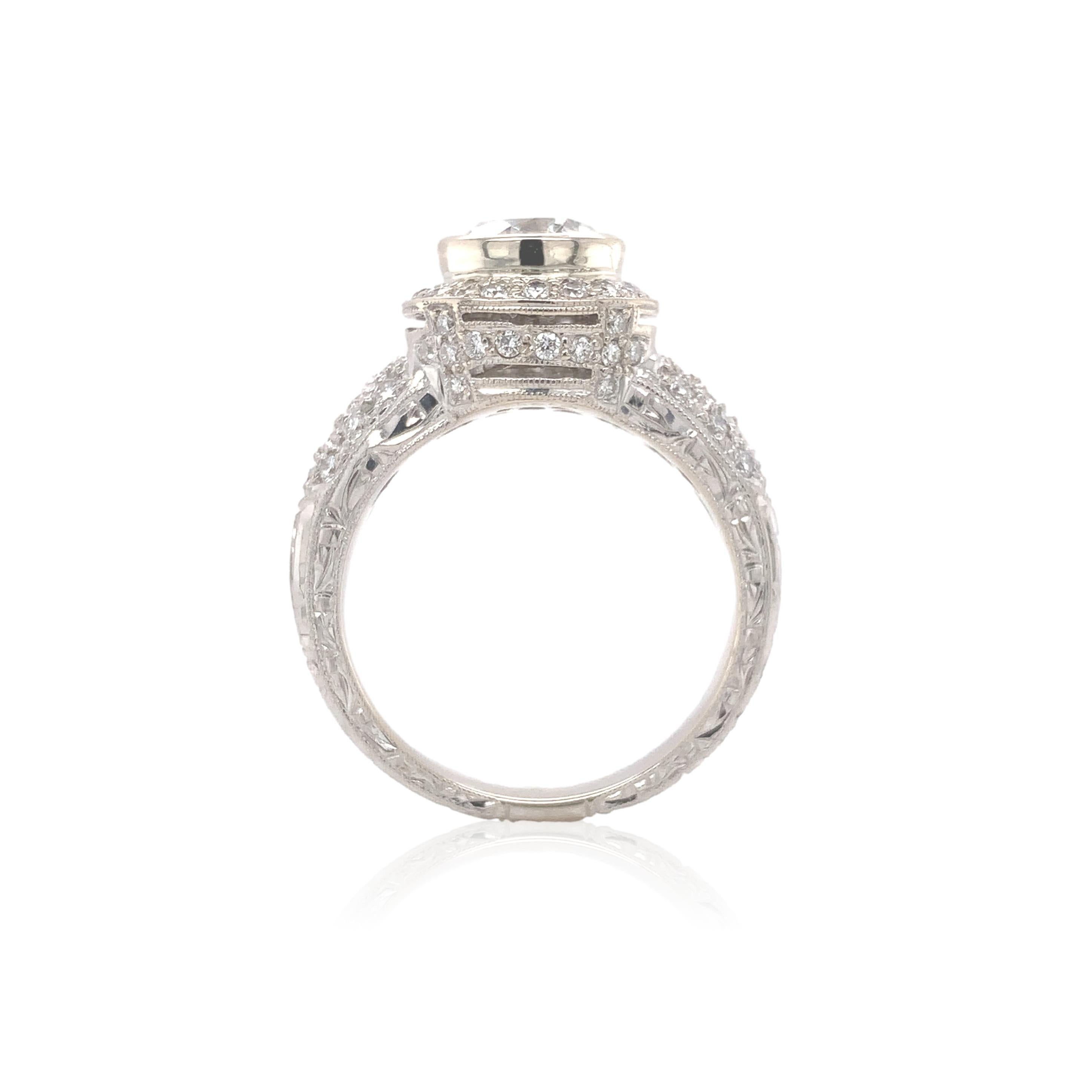 Anillo de diamantes de oro blanco de 18 quilates de 2,55 ctw. El anillo presenta un diamante redondo de talla brillante extraído de la tierra que pesa 1,55 quilates con informe GIA #2221447072 que indica color J y claridad I2 y mide 7,22 mm x 7,25