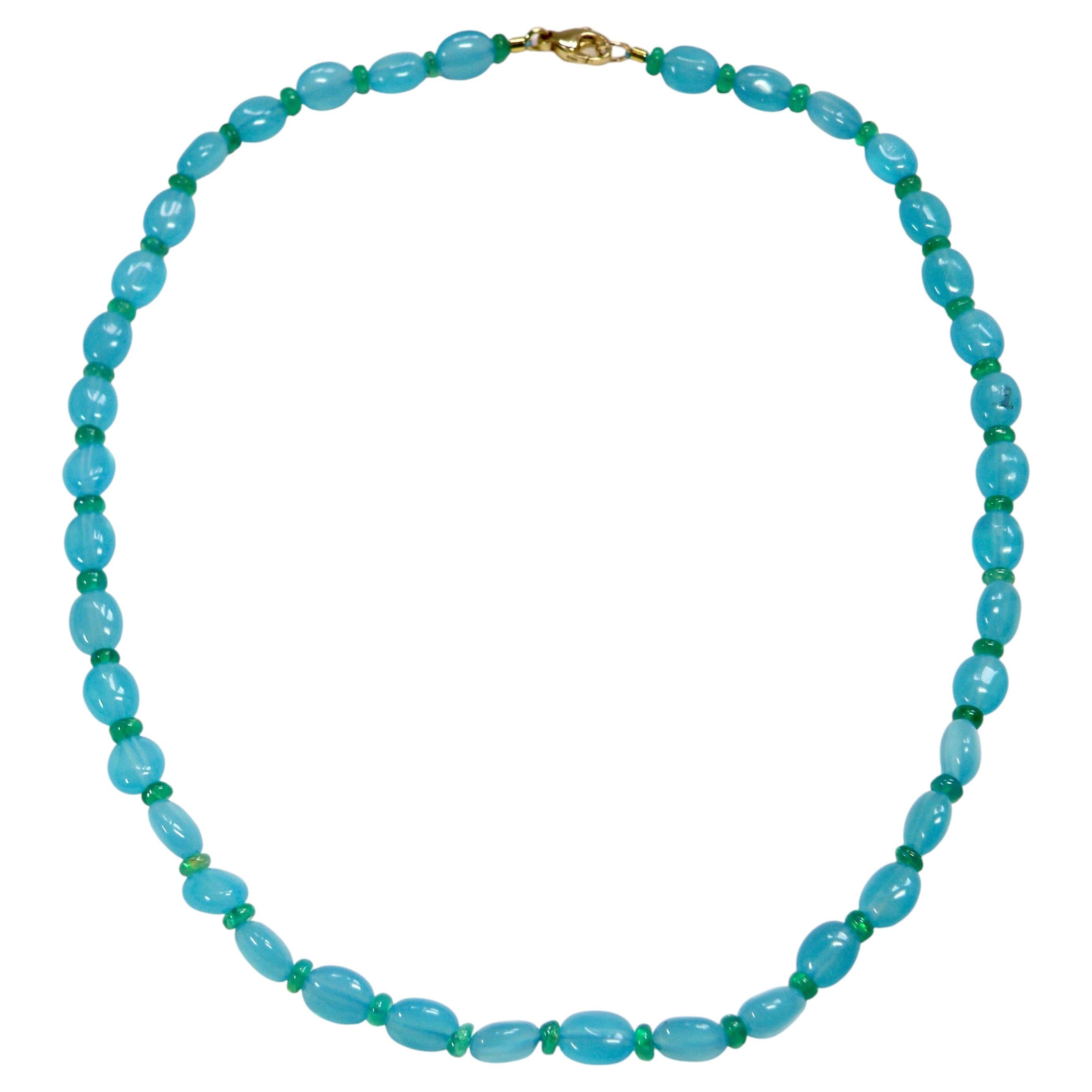 Collana da 40 cm in oro 18 carati. Ovalle di calcedonio acquoso con opale in vendita
