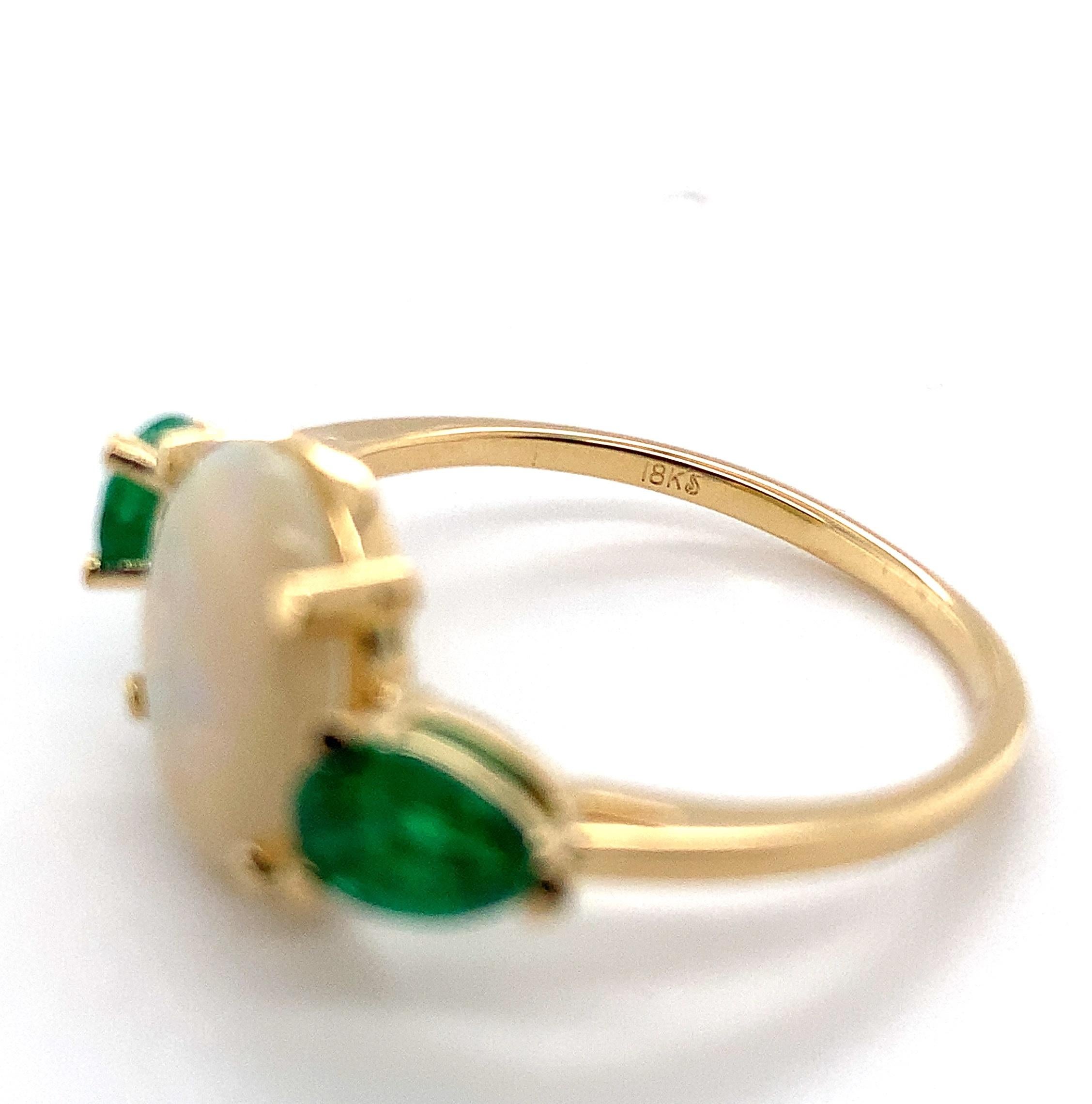 18K 1.76ct Opal and Emerald Ring In Excellent Condition For Sale In Big Bend, WI