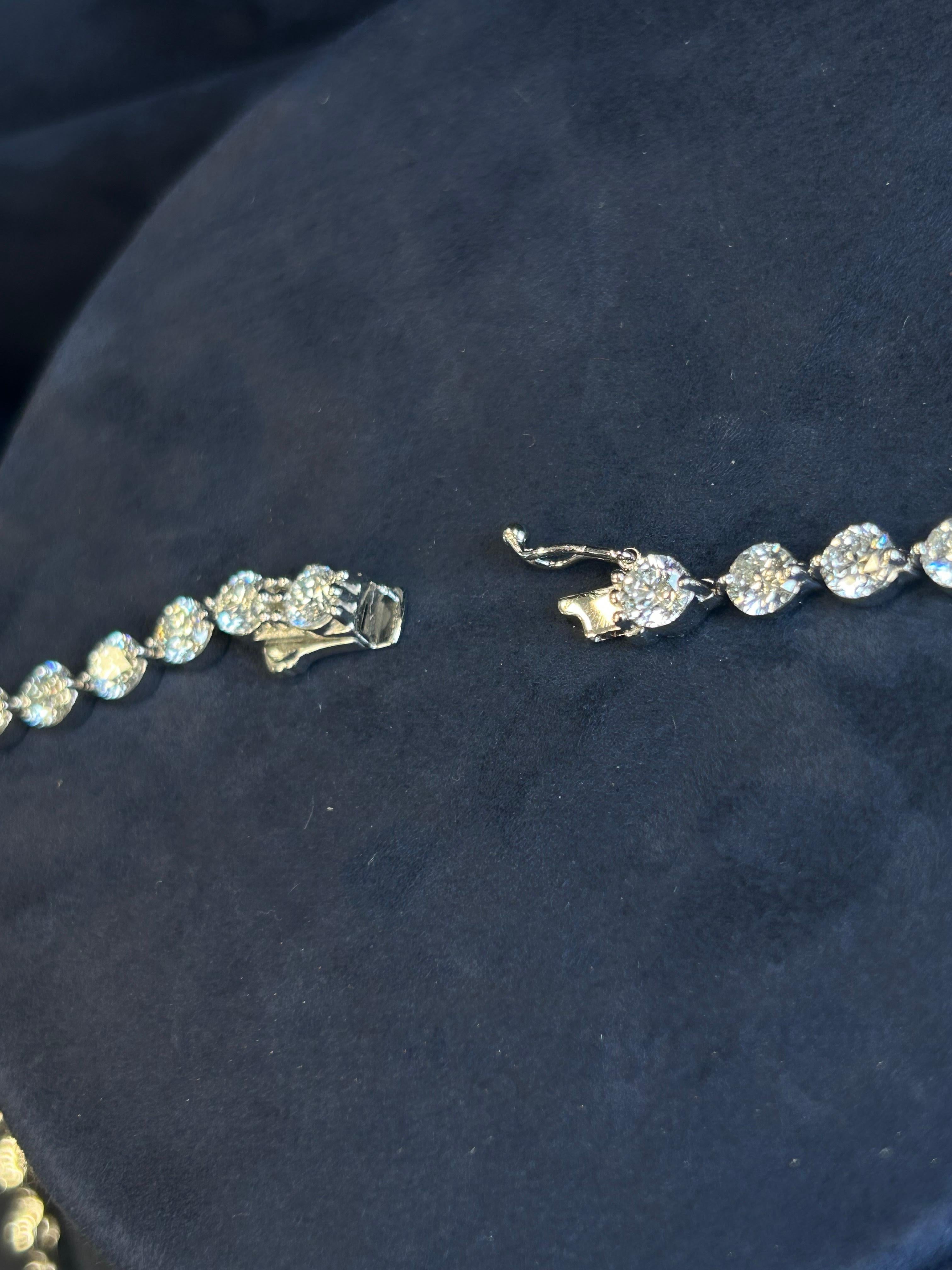 
Collier de tennis en diamant 
Une version incroyablement sophistiquée du collier de tennis classique à lignes droites et diamants.
Dites adieu aux frustrations liées à la rotation et à la torsion de votre collier de diamants. 
Ce collier breveté en
