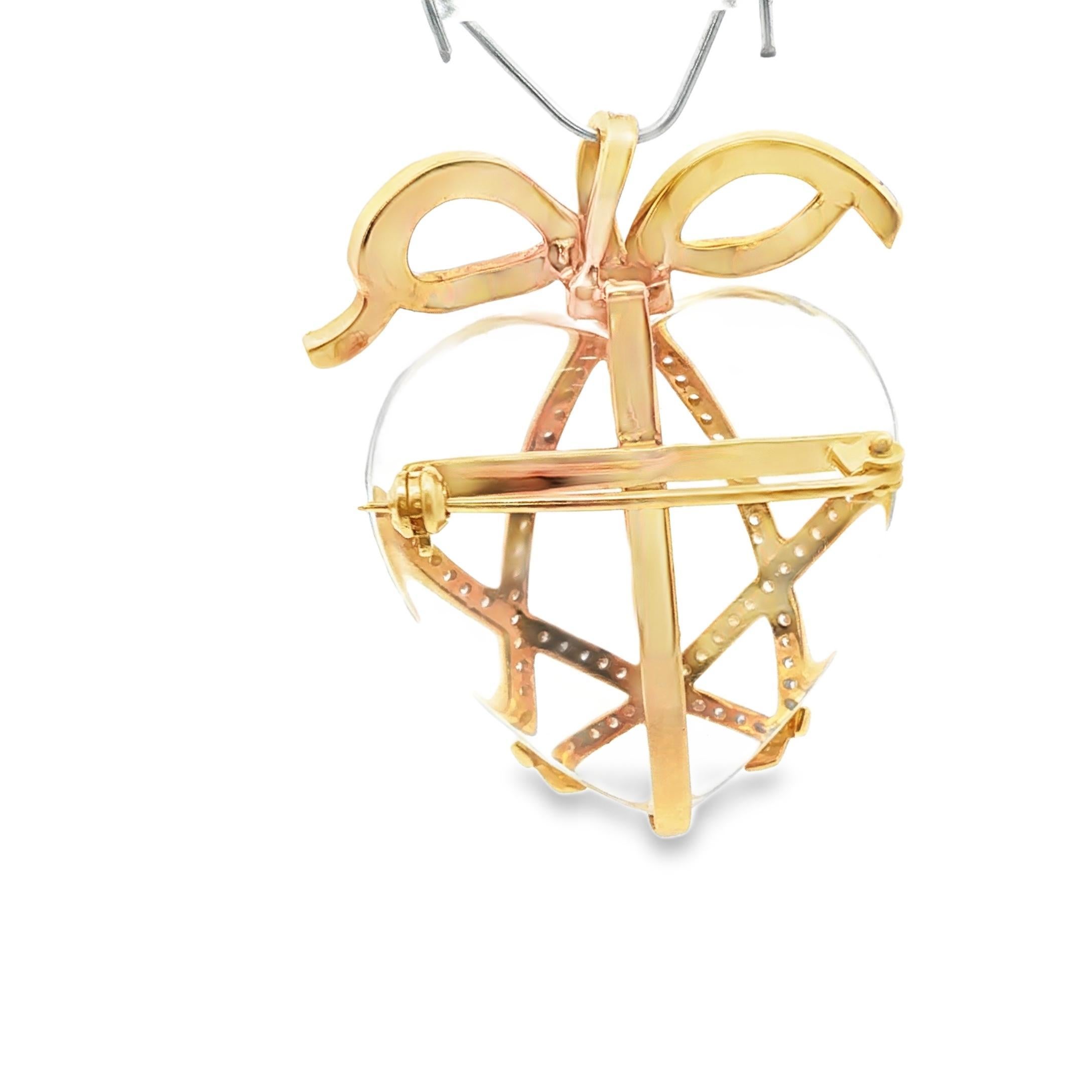Descrizione:

Esempio di eleganza retrò, questa collana con ciondolo è caratterizzata da un affascinante centro in cristallo di rocca, che emana chiarezza e raffinatezza. Il cristallo è racchiuso in un delicato reticolo di oro giallo 18 carati, che