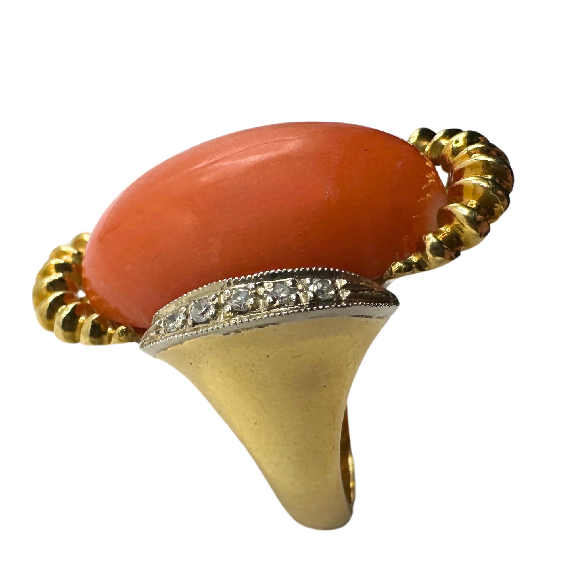 Dieser atemberaubende Cocktailring aus den 1960er Jahren zeigt ein seltenes Design aus Korallen und funkelnden Diamanten, gefasst in 18 Karat Gelbgold mit der Markierung 