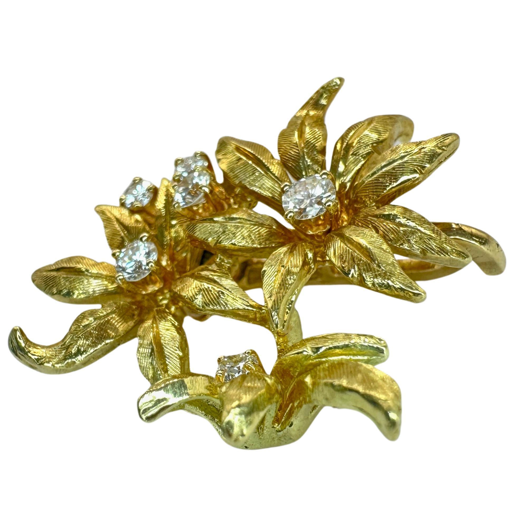 Rehaussez votre style avec notre rehausseur de perles en diamant vintage 18k Estate ! Cette pièce élégante présente une longueur étonnante de 1 pouce et est fabriquée en or jaune 18 carats. Les diamants étincelants rehaussent tout collier de perles.