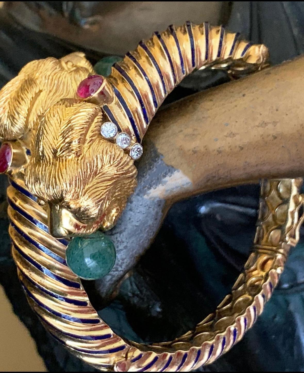 Bracciale a due teste di leone del 1960 in 18 carati con diamanti, smalto, rubini e giada in vendita 5