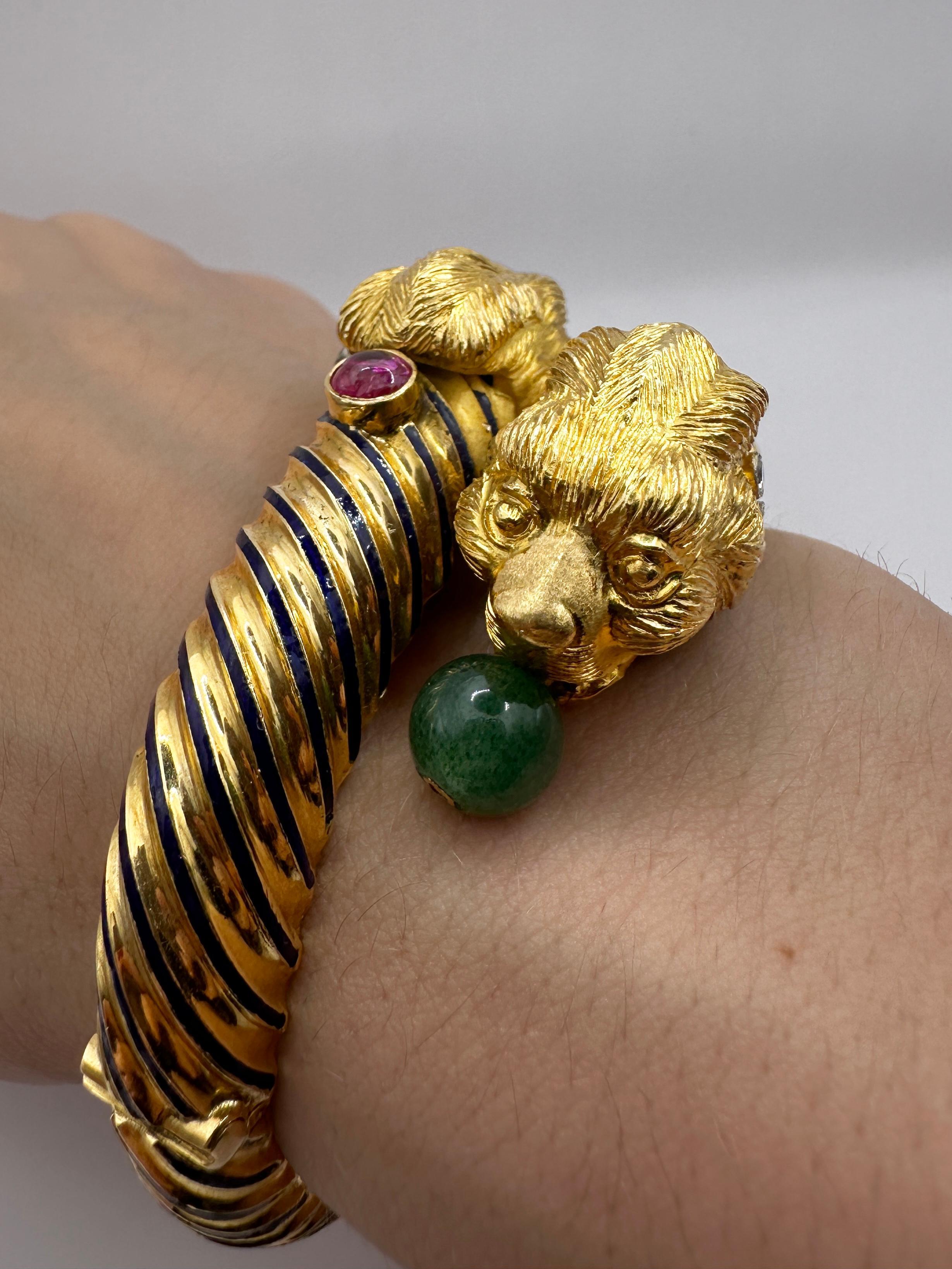 Bracciale a due teste di leone del 1960 in 18 carati con diamanti, smalto, rubini e giada in vendita 6