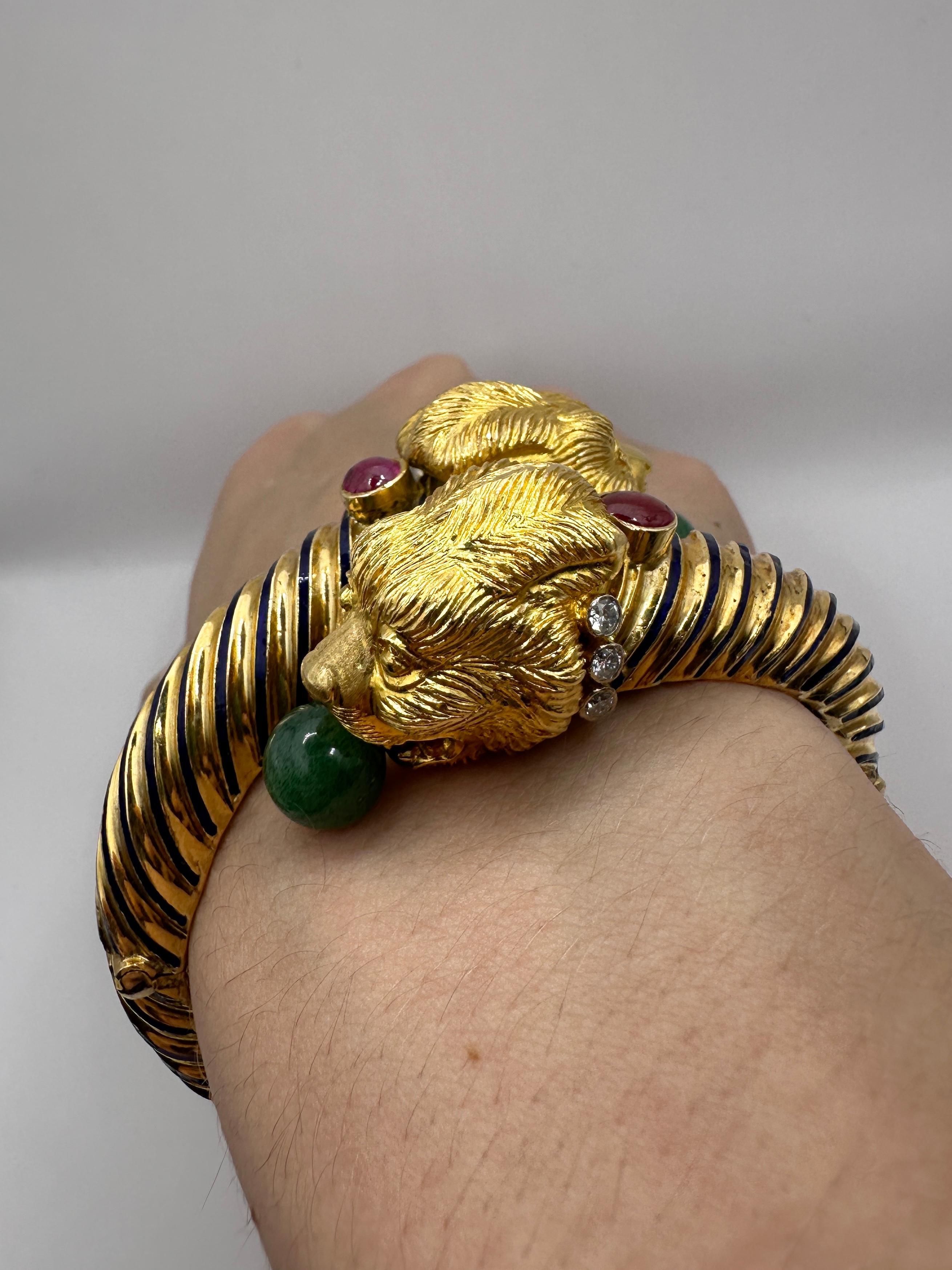 Bracciale a due teste di leone del 1960 in 18 carati con diamanti, smalto, rubini e giada in vendita 7