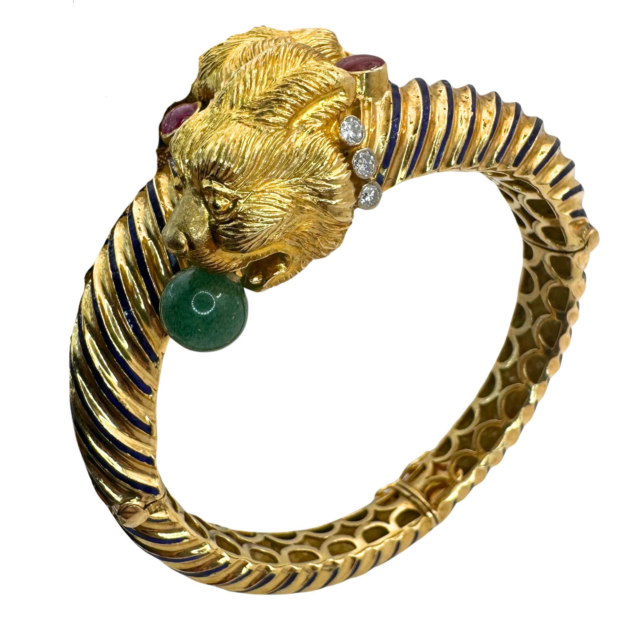 Questo squisito bracciale Estate Twin Lion Head a 18 carati è un vero e proprio tesoro degli anni '60. Realizzato in oro giallo 18 carati, questo braccialetto è caratterizzato da diamanti scintillanti, smalti vivaci, rubini preziosi e giada