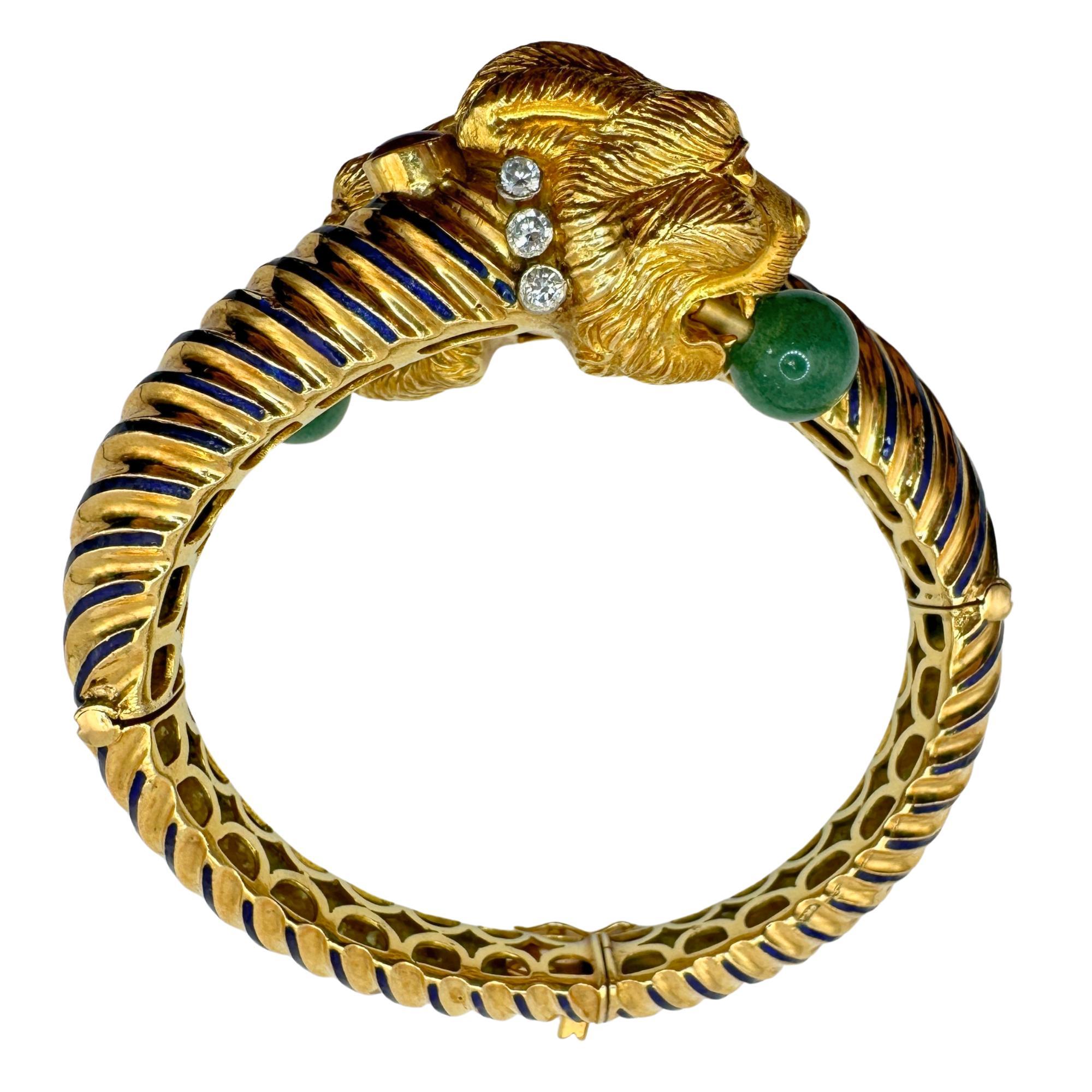 Taglio rotondo Bracciale a due teste di leone del 1960 in 18 carati con diamanti, smalto, rubini e giada in vendita