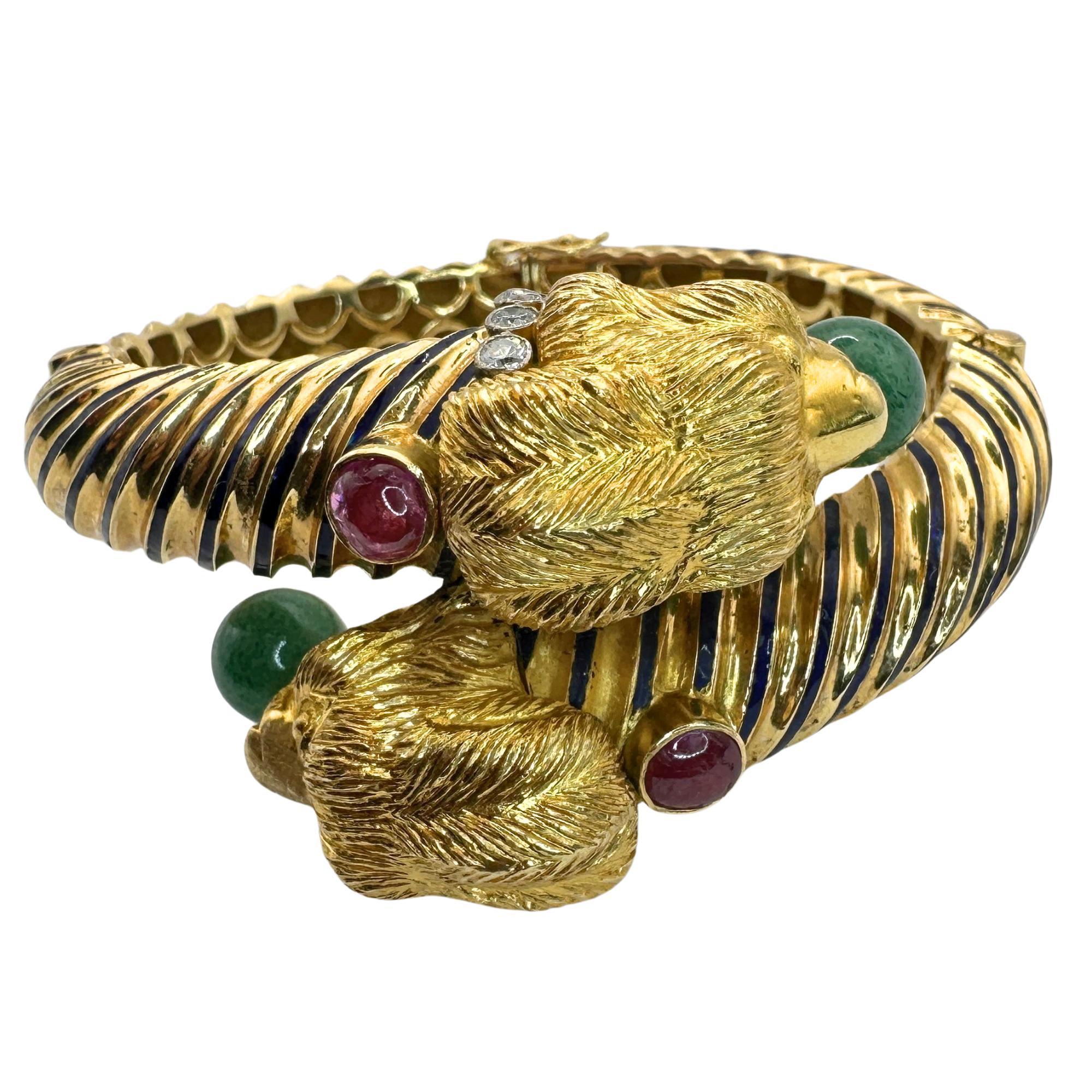 Bracciale a due teste di leone del 1960 in 18 carati con diamanti, smalto, rubini e giada In condizioni buone in vendita a New York, NY