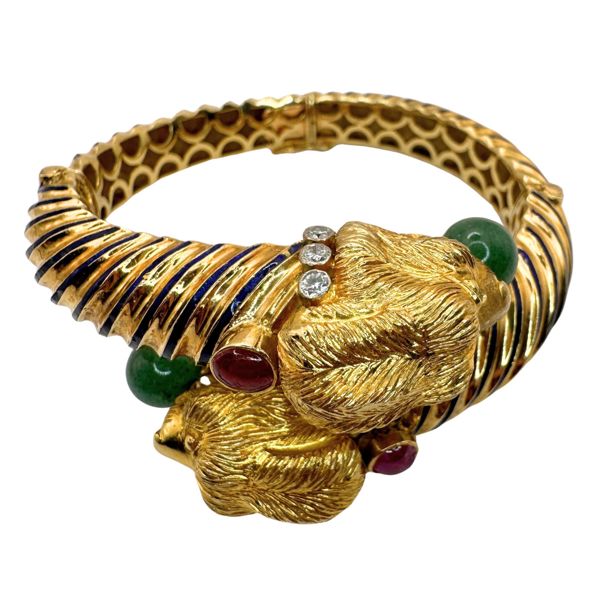 Donna Bracciale a due teste di leone del 1960 in 18 carati con diamanti, smalto, rubini e giada in vendita