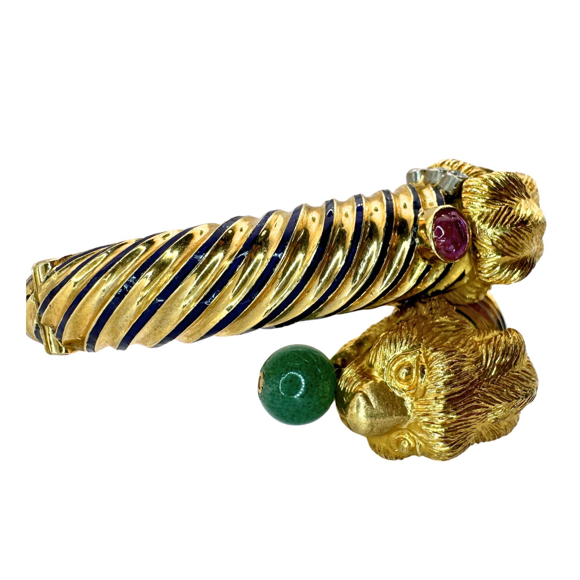 Bracciale a due teste di leone del 1960 in 18 carati con diamanti, smalto, rubini e giada in vendita 1