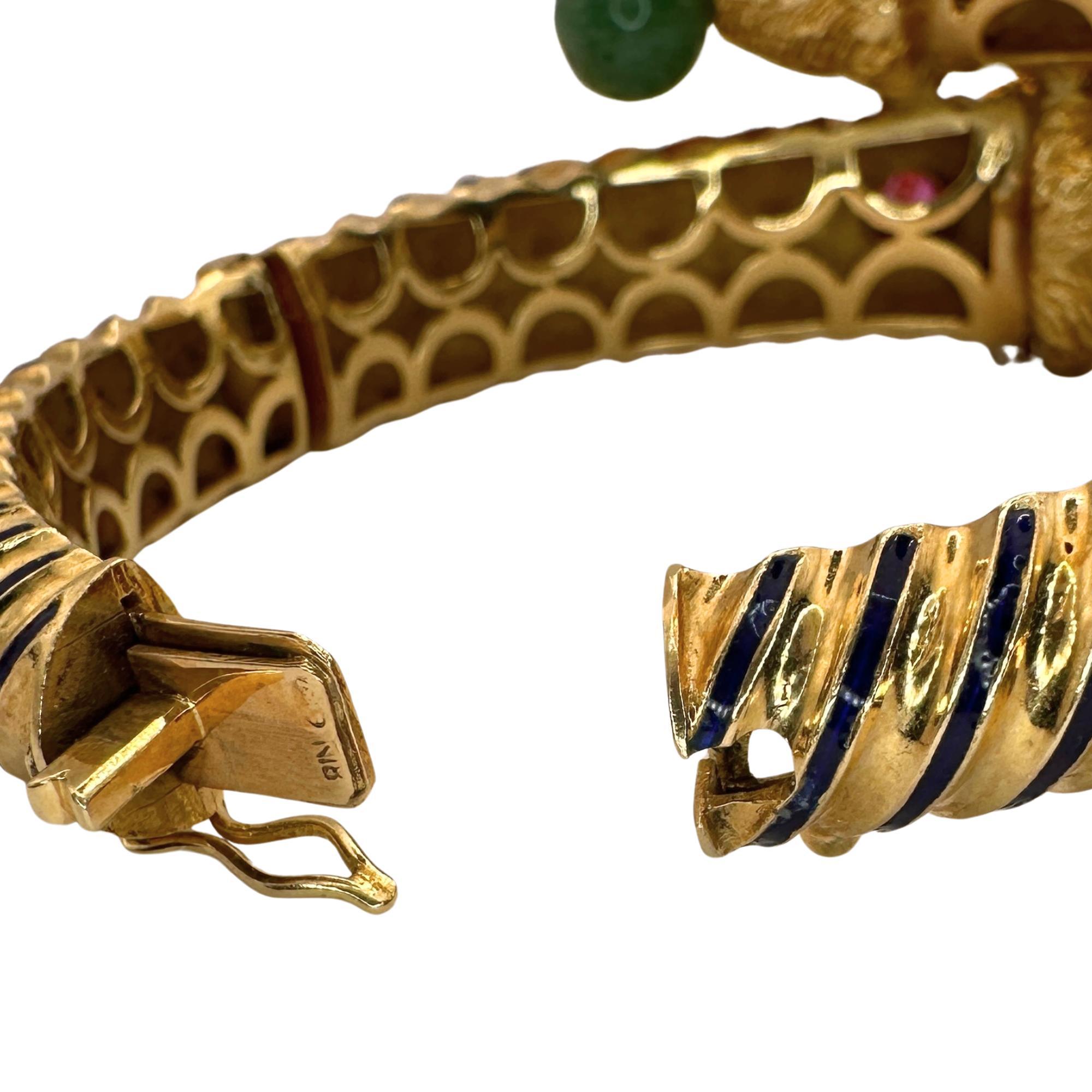 Bracciale a due teste di leone del 1960 in 18 carati con diamanti, smalto, rubini e giada in vendita 2