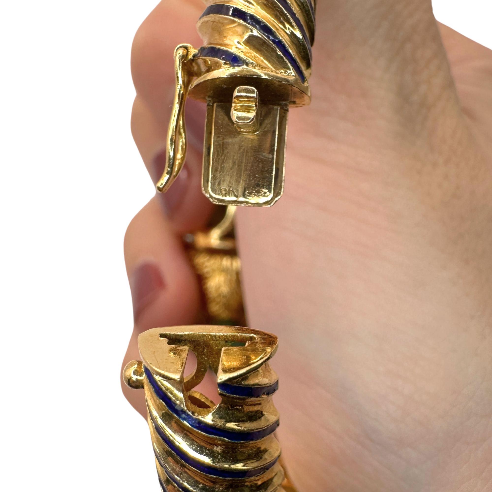 Bracciale a due teste di leone del 1960 in 18 carati con diamanti, smalto, rubini e giada in vendita 3