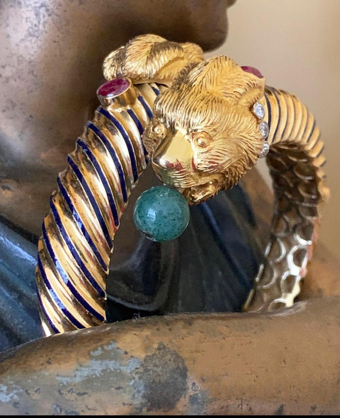 Bracciale a due teste di leone del 1960 in 18 carati con diamanti, smalto, rubini e giada in vendita 4