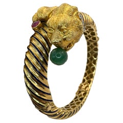 Bracelet jonc tête de lion jumeau des années 1960, 18 carats, diamants, émail, rubis et jade