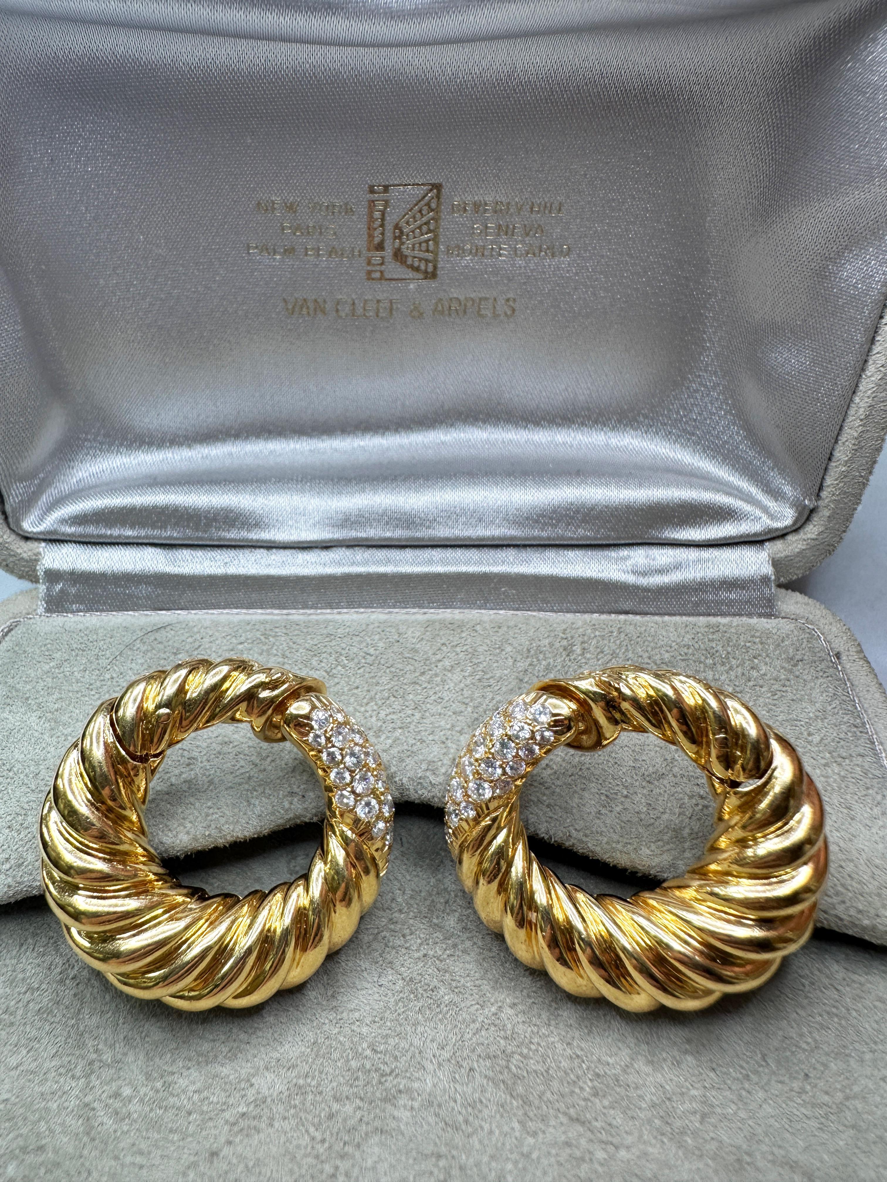 Erhöhen Sie Ihren Stil mit diesen atemberaubenden 18k Van Cleef & Arpels Diamond Hoop Ear Clips aus den 1980er Jahren. Mit 2,00 Karat funkelnden Diamanten besetzt und mit dem prestigeträchtigen 