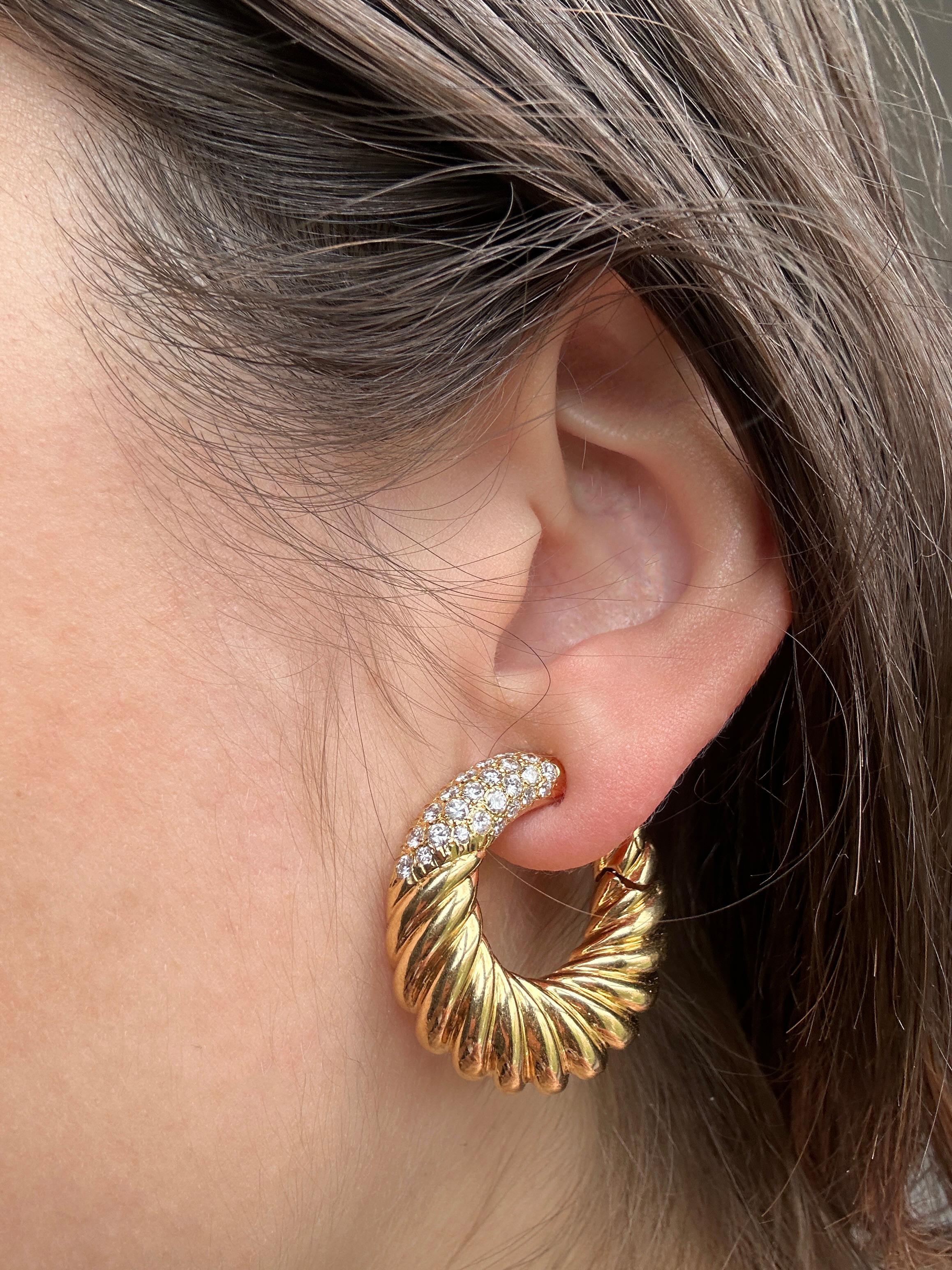 Fermagli per orecchie a cerchio con diamanti Van Cleef & Arpels, 18 carati, anni '80 in vendita 1