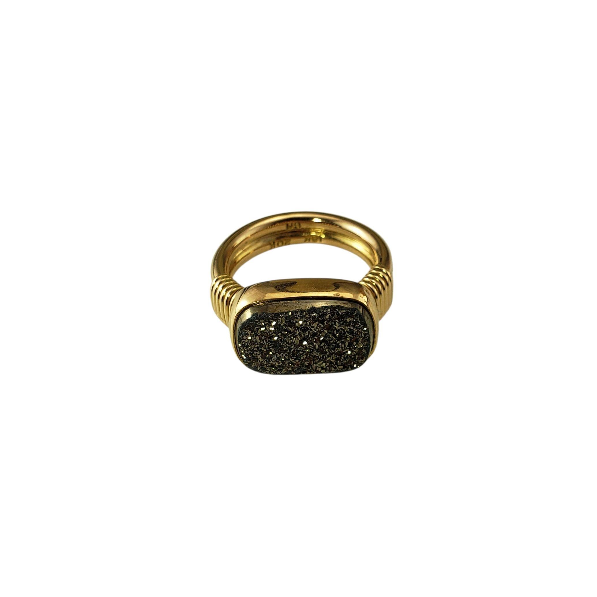 Anello in oro giallo 18K/20K con quarzo Drusy, misura 4

Audace e ricco di texture, questo delizioso anello presenta uno scintillante quarzo druzy (8 mm x 12 mm) incastonato in oro giallo 20K su una fascia in oro giallo 18K. Sia che venga indossato