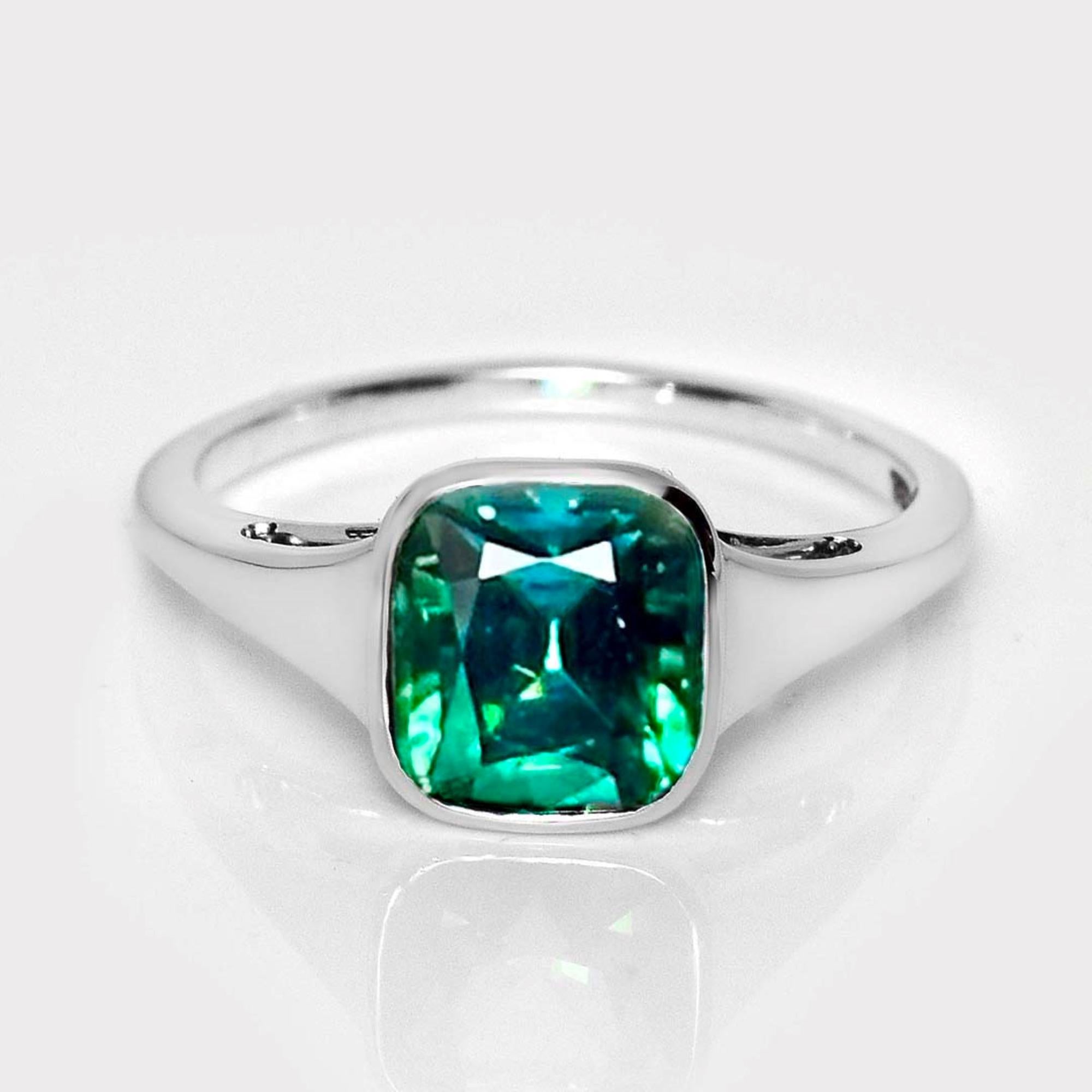 *18K 2,29 ct  Anello di fidanzamento antico con diamanti di tormalina blu Nature*
Questo anello presenta una tormalina blu vivida naturale da 2,29 carati incastonata in una fascia in oro bianco 18 carati.

Questo anello moderno ed elegante è