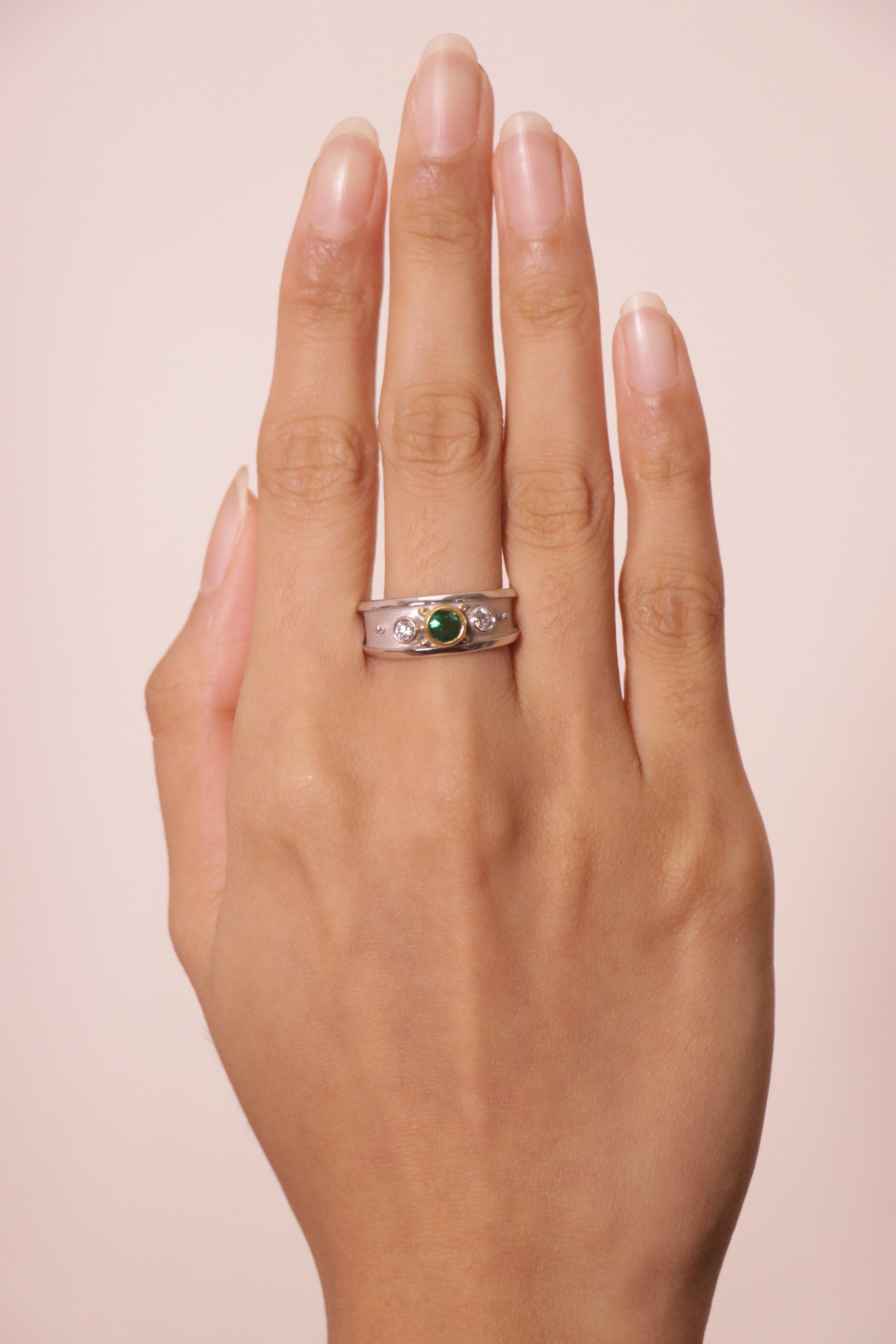 Bague de fiançailles en or 18k/22k, émeraude Cts 0.25 et diamant rond serti clos en vente 4