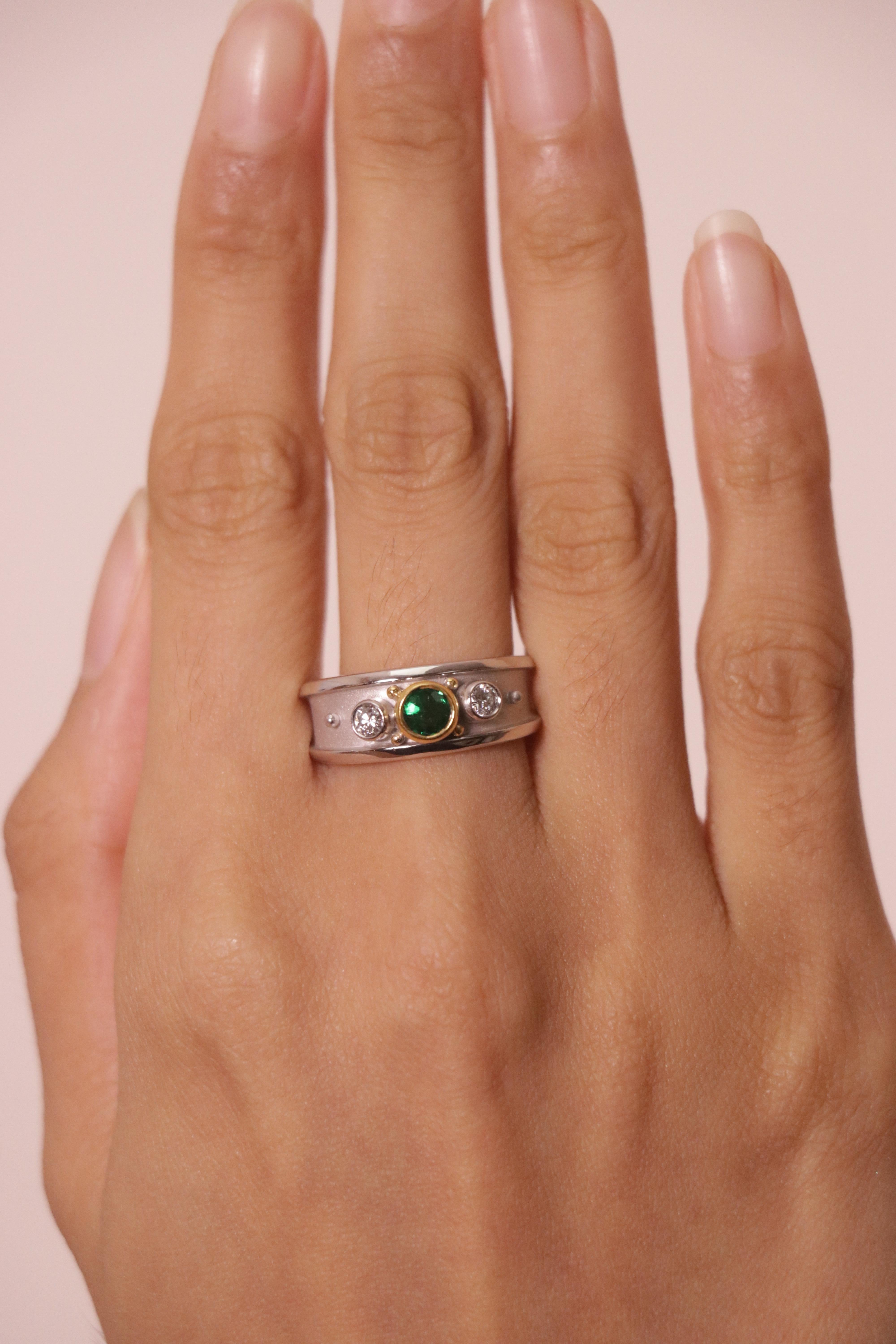 Bague de fiançailles en or 18k/22k, émeraude Cts 0.25 et diamant rond serti clos en vente 1