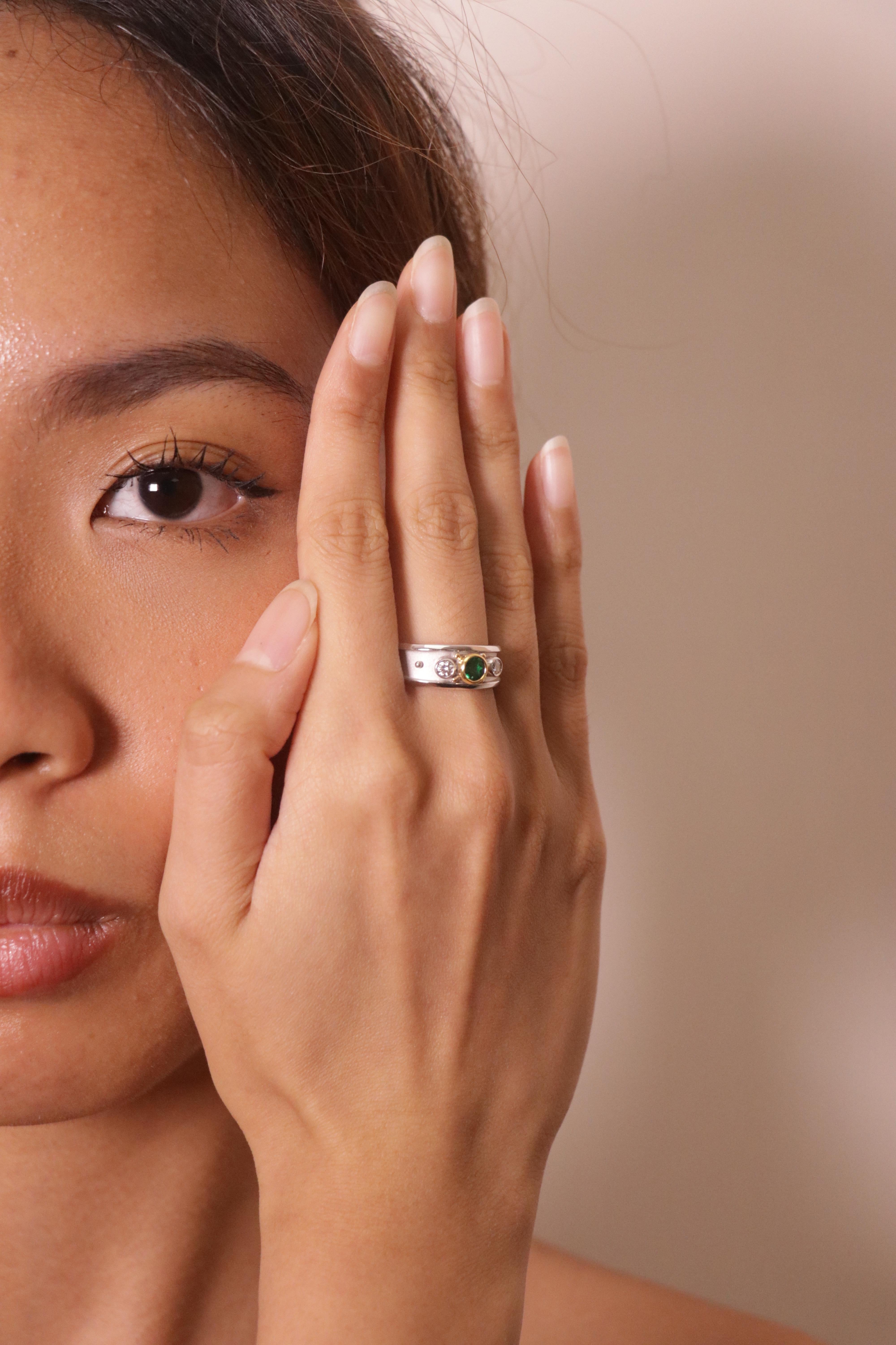 Bague de fiançailles en or 18k/22k, émeraude Cts 0.25 et diamant rond serti clos en vente 2