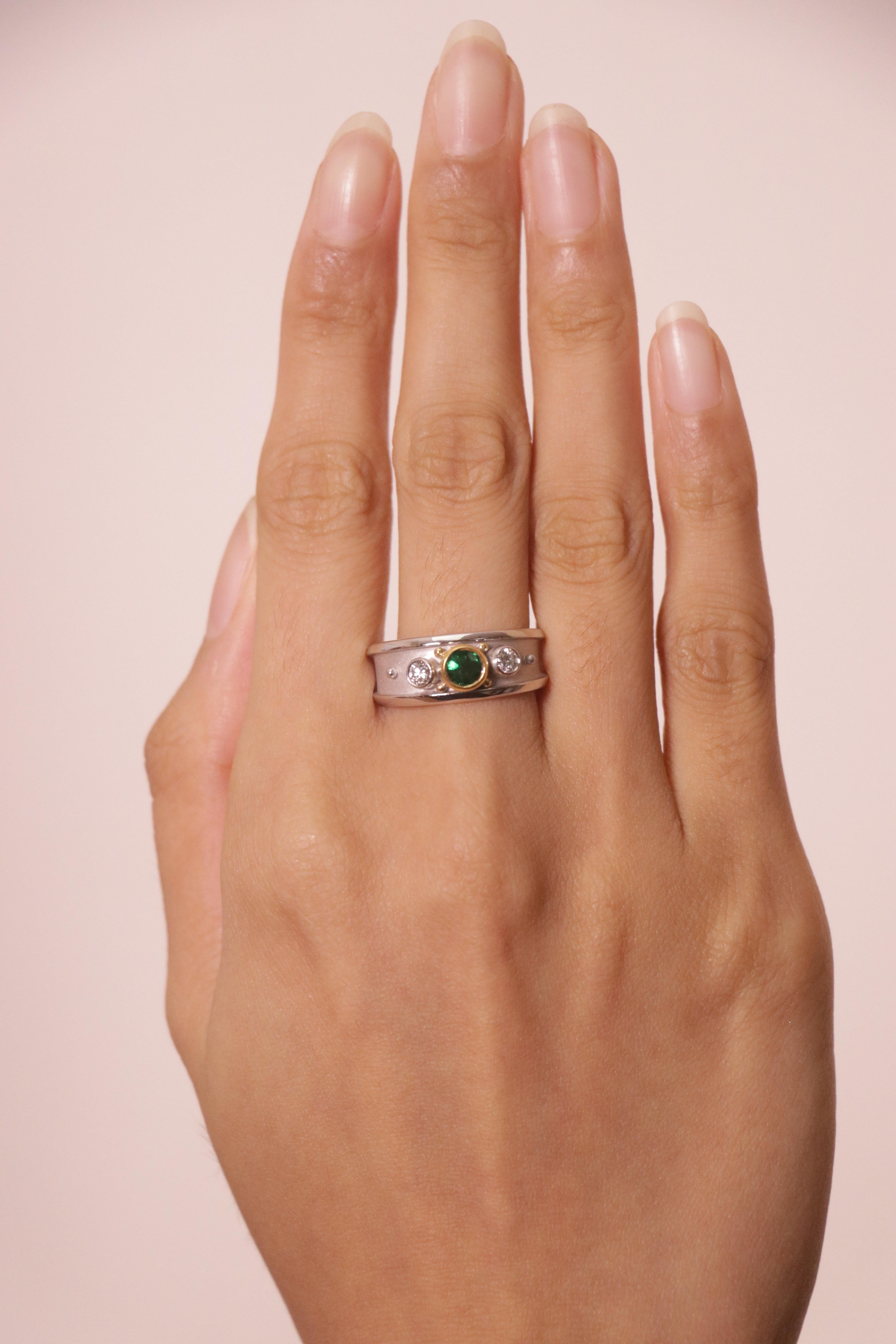 Bague de fiançailles en or 18k/22k, émeraude Cts 0.25 et diamant rond serti clos en vente 3