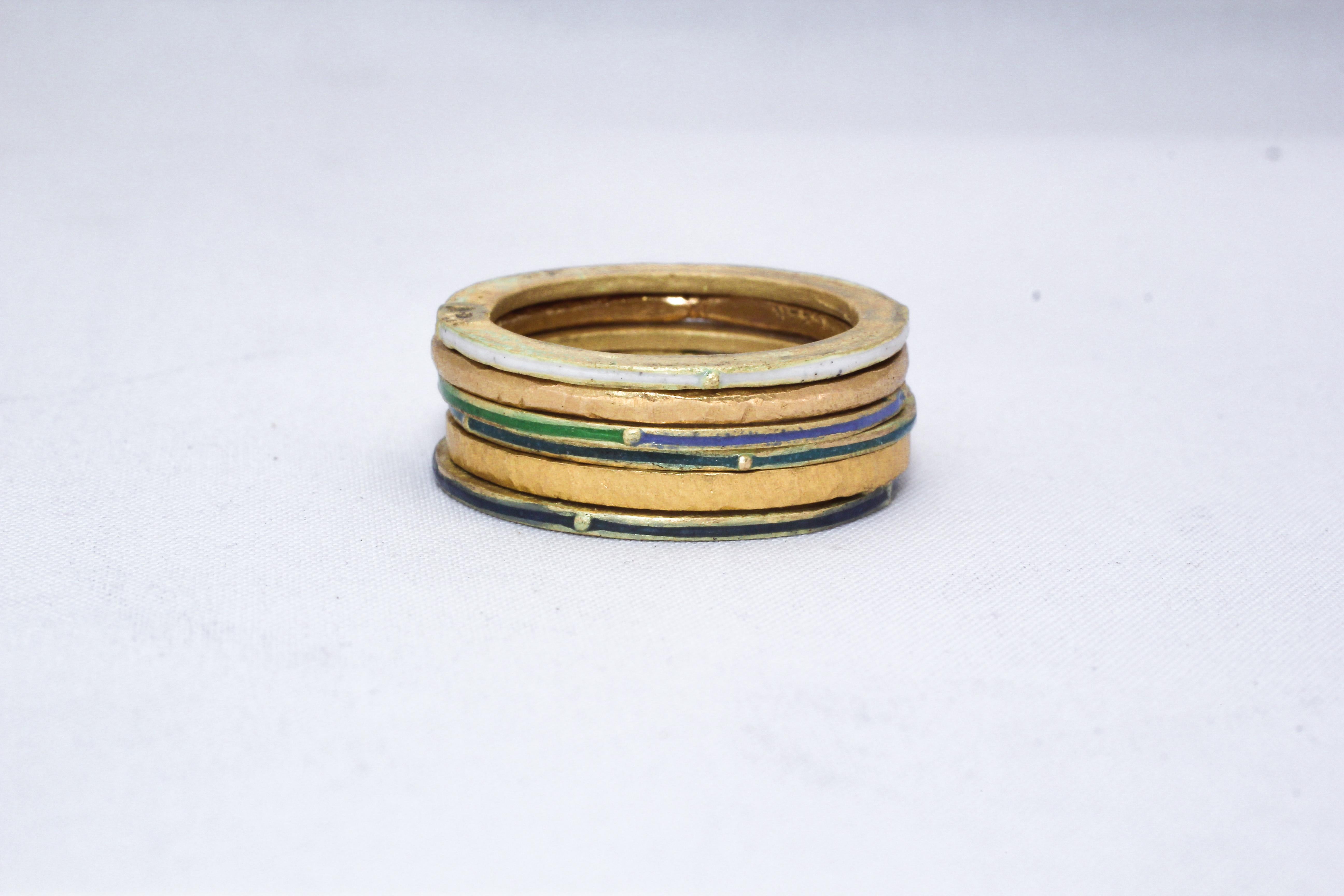 Individuelle Bestellung. 18K und 22K recyceltes Gold und Emaille Hochzeit oder Mode Stapel von Ringen in dieser modernen Kunst-Design. Dieser lebhafte Stapel von 6 Mode- oder Trauringen kombiniert unsere großen und mittleren Ringe aus 22 Karat Gold