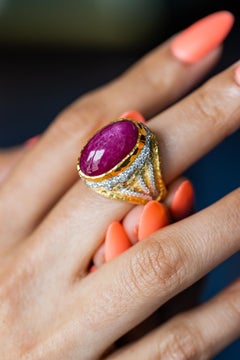 Victor Velyan, bague en or 18 carats et 24 carats avec rubis cabochon de 22,15 carats et diamants