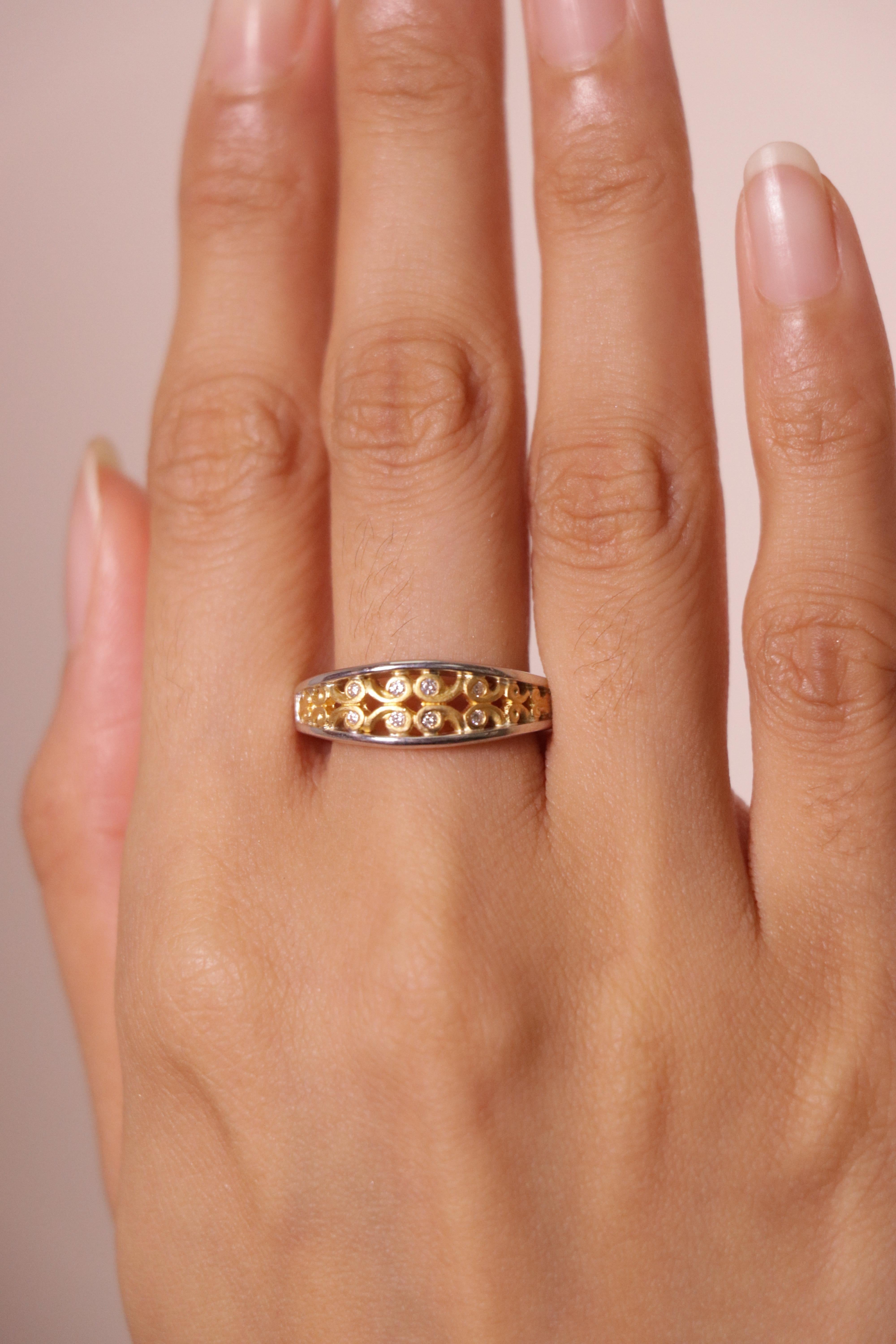 Anello di fidanzamento in oro 18K/24k con diamante rotondo Cts 0,12 in vendita 3